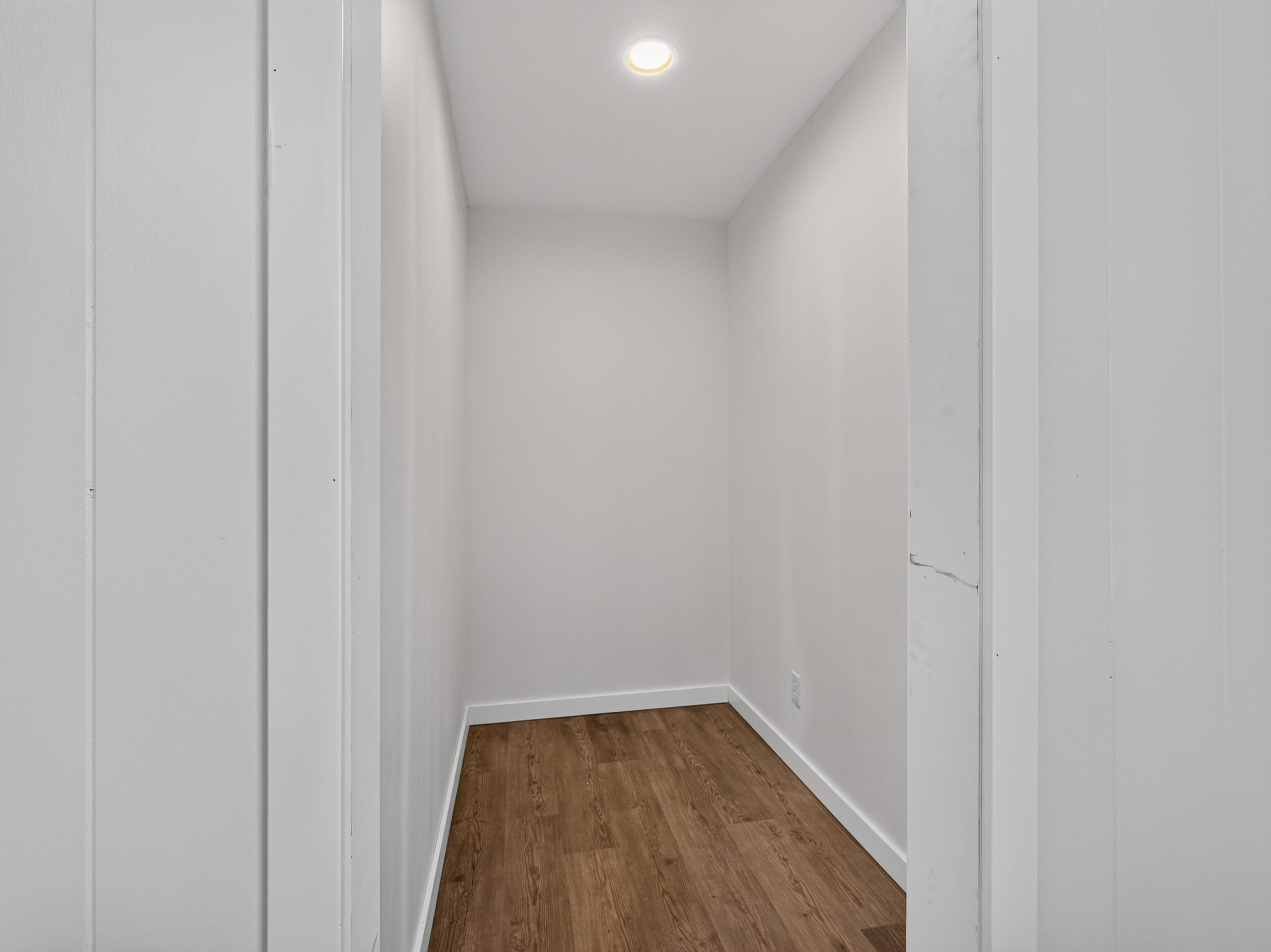 Beautifully Remodeled 4 Bedroom Home Featuring Lakefront Living - 物件實景