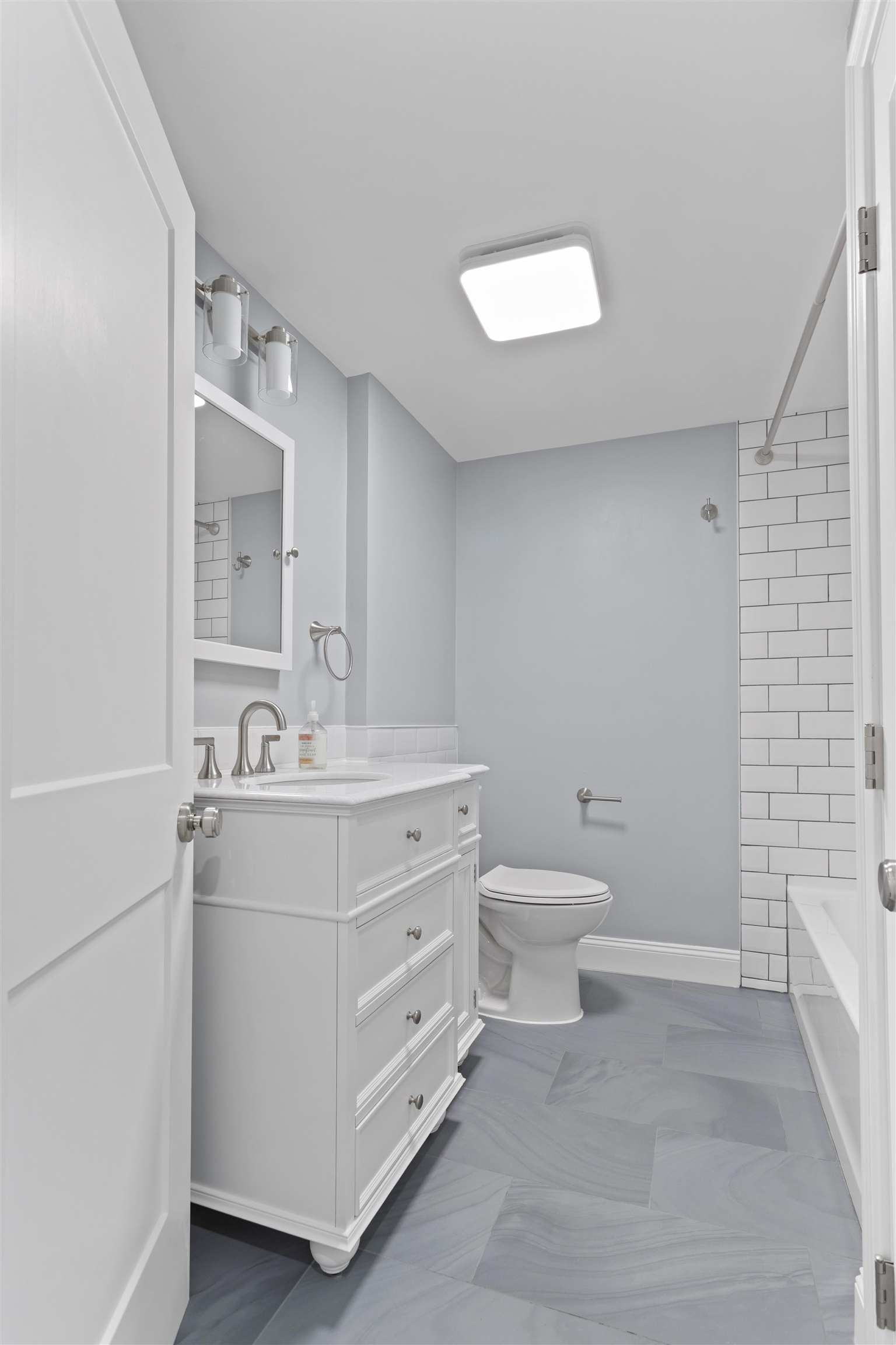 Portsmouth, New Hampshire, 03801, United States, 3 Bedrooms Bedrooms, ,1 BathroomBathrooms,Residential,For Sale,1991010