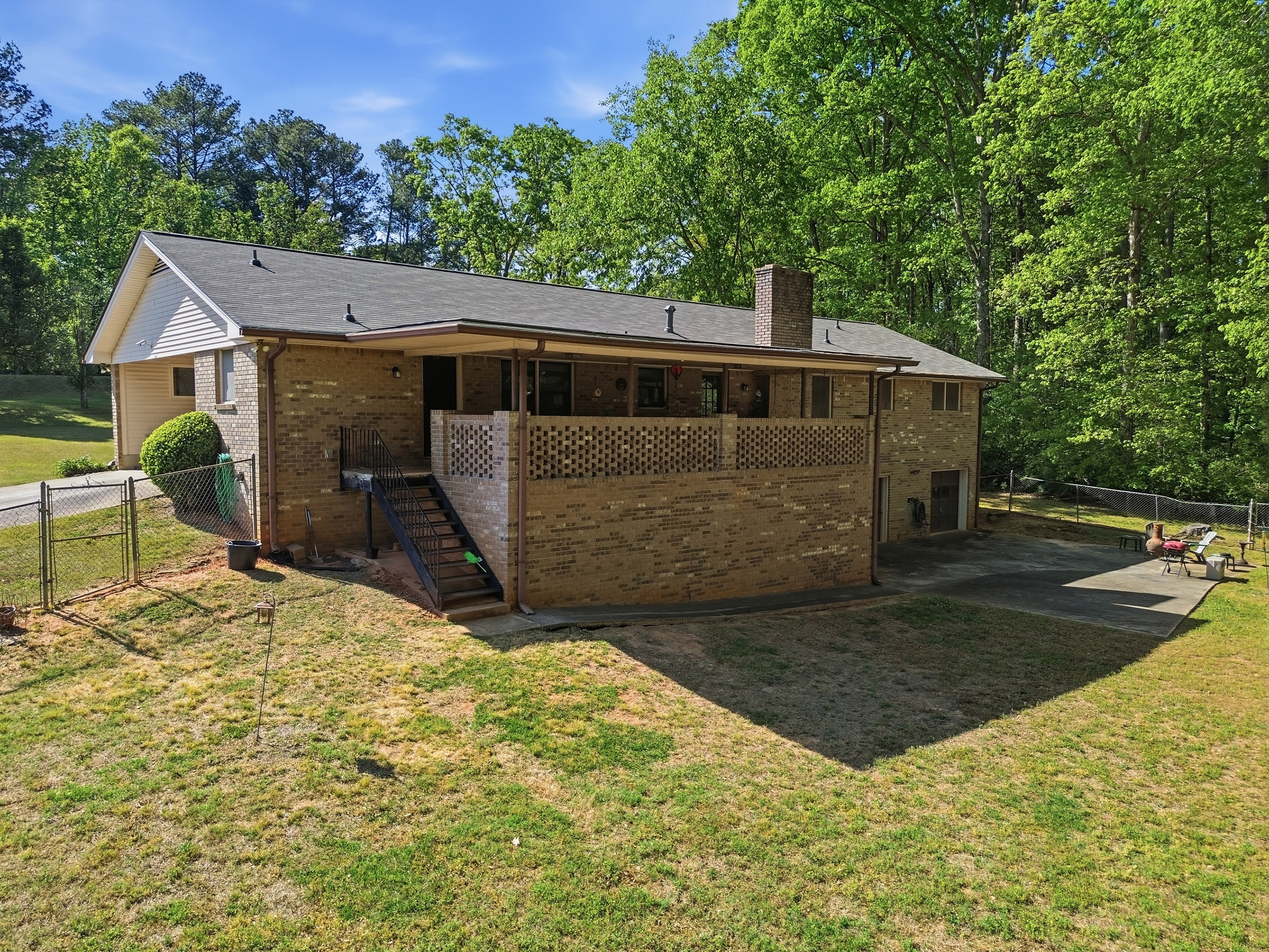  Brick Ranch Perfectly Positioned on 27 Acres with Pond - 物件實景