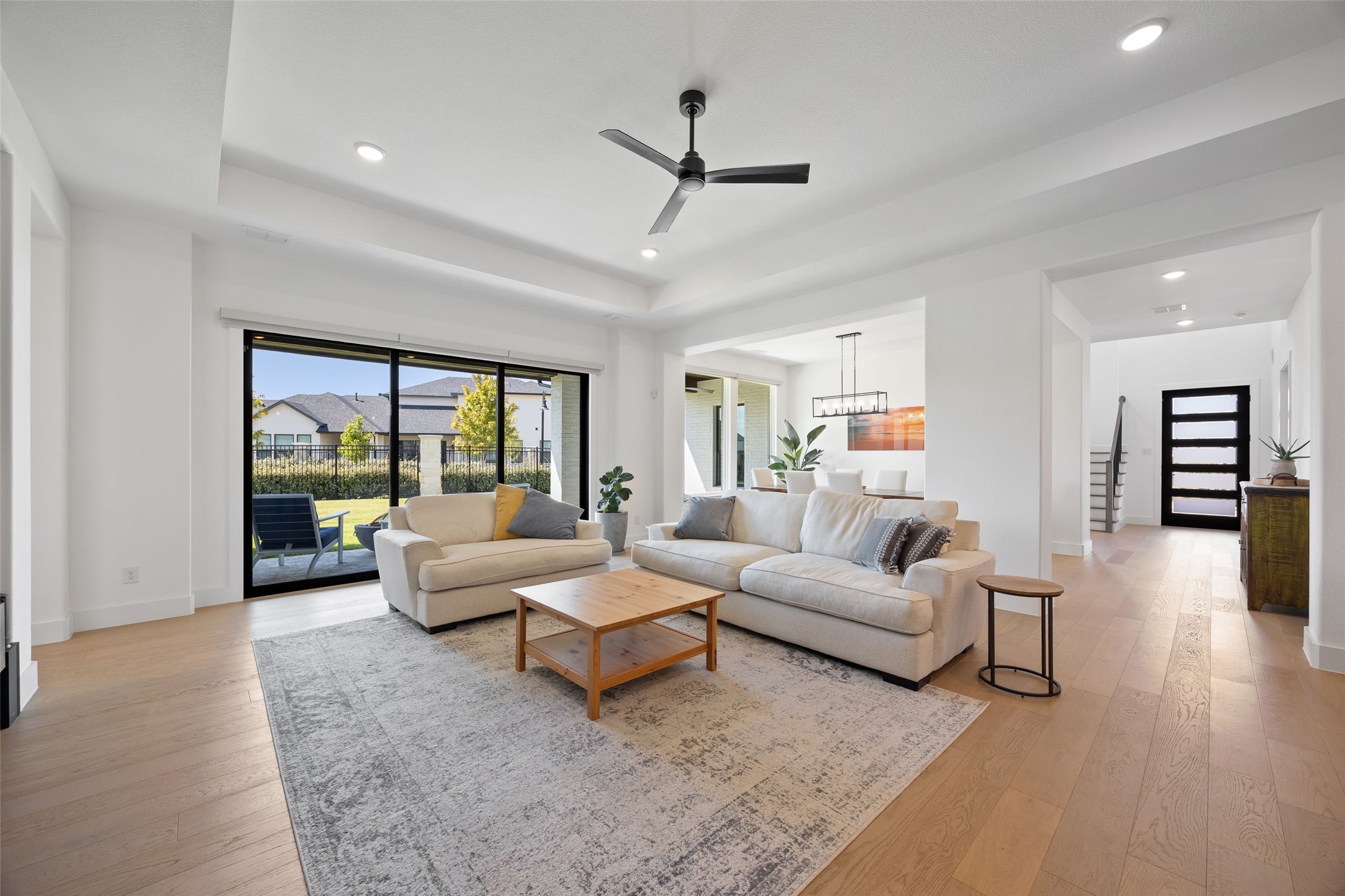 Arlington, Texas, 76005, United States, 4 Bedrooms Bedrooms, ,5 BathroomsBathrooms,Residential,For Sale,1963116