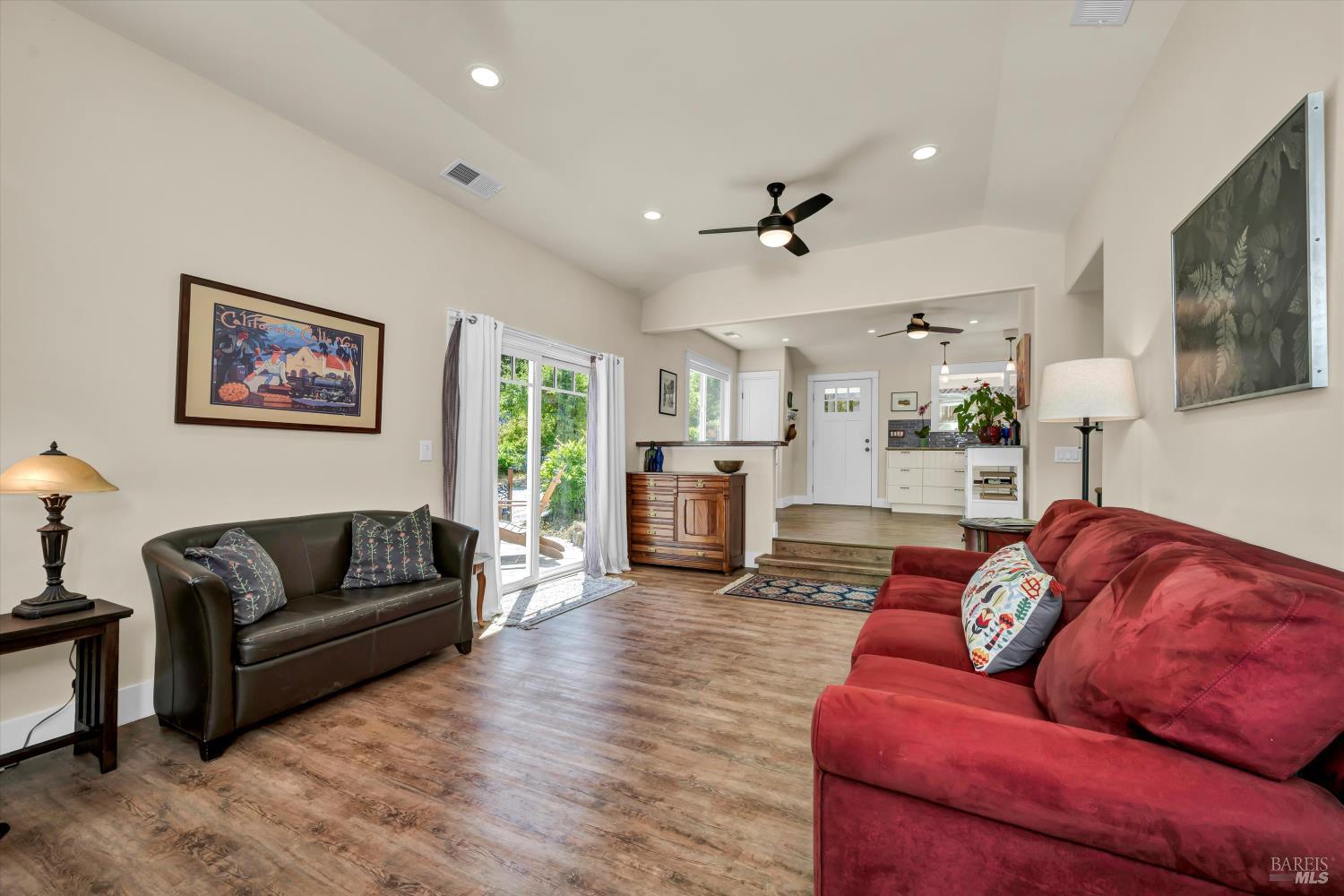 Sebastopol, California, 95472, United States, 2 Bedrooms Bedrooms, ,2 BathroomsBathrooms,Residential,For Sale,1913141