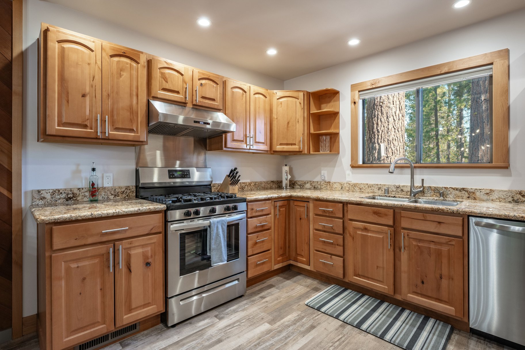  Loved and Cared For West Shore Home with Large Detached Garage and ADU Potential - 物件實景
