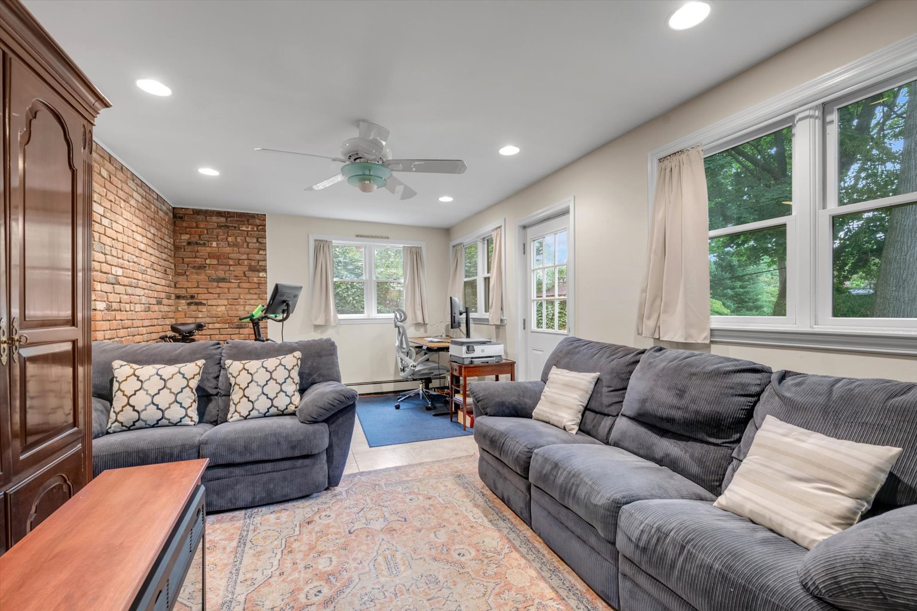  “DETACHED BRICK AND STONE HOME IN FOREST HILLS GARDENS? - 物件實景