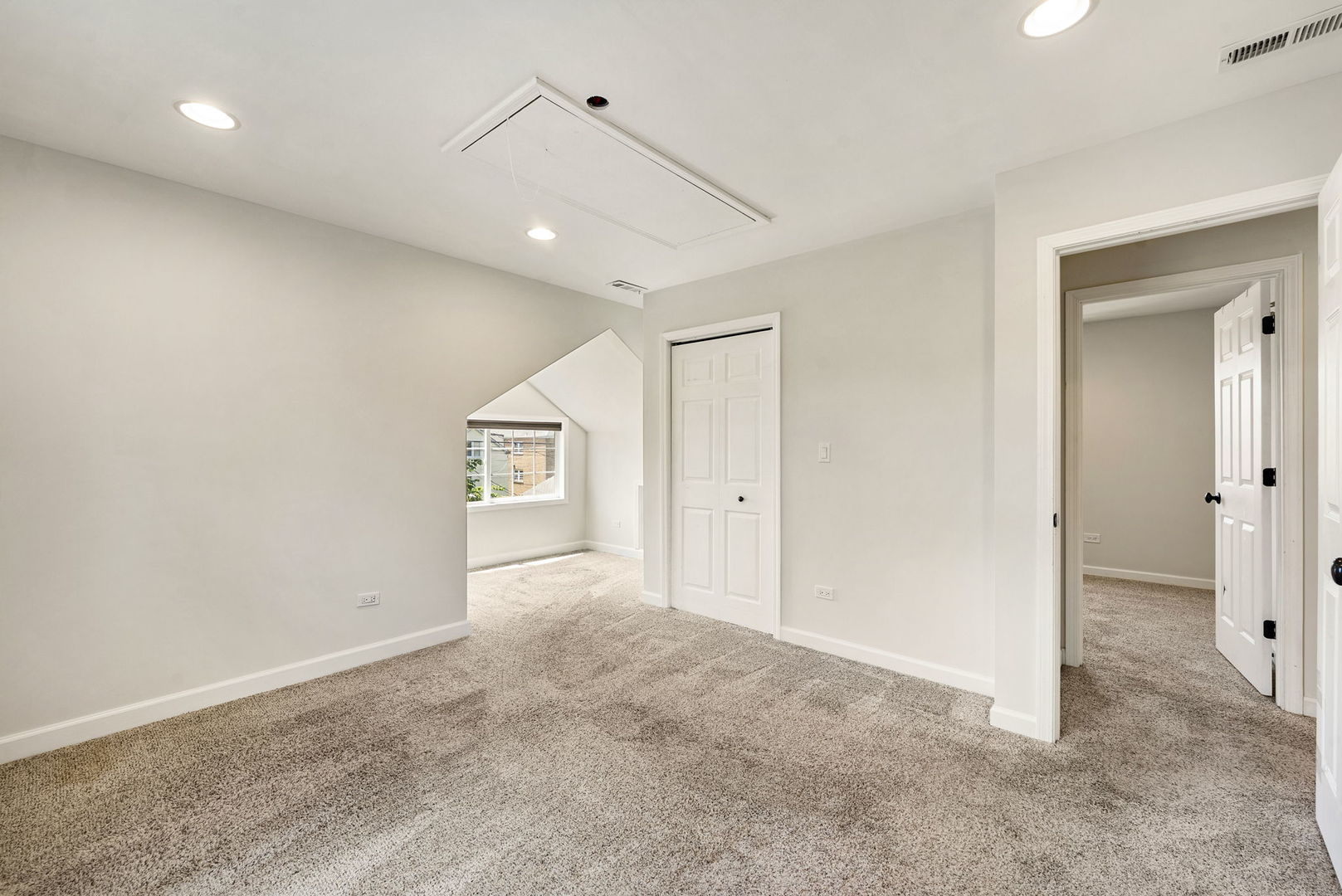 Chicago, Illinois, 60641, United States, 4 Bedrooms Bedrooms, ,3 BathroomsBathrooms,Residential,For Sale,1947957