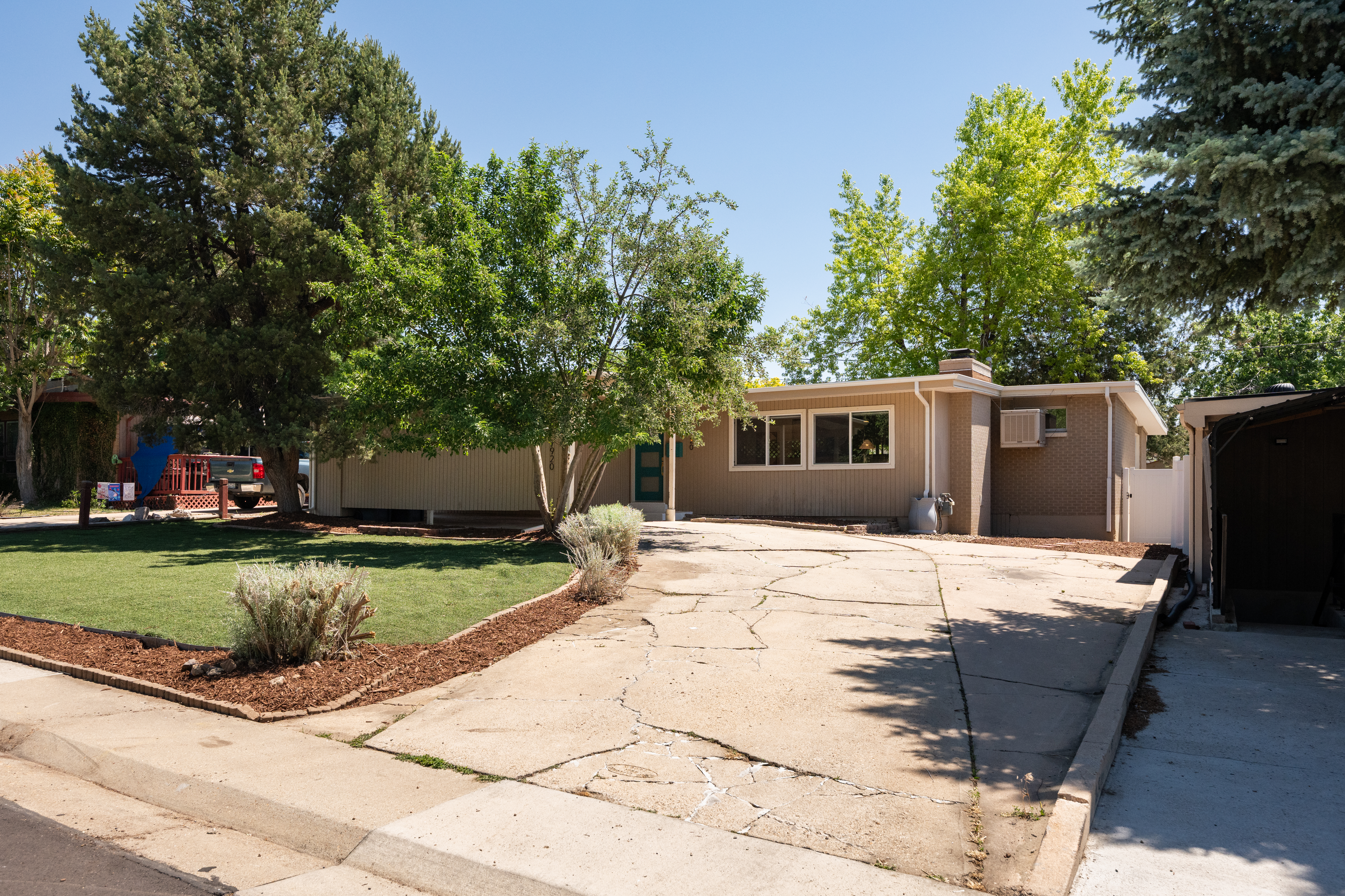  Beautiful mid-century modern home offering the perfect blend - 物件實景