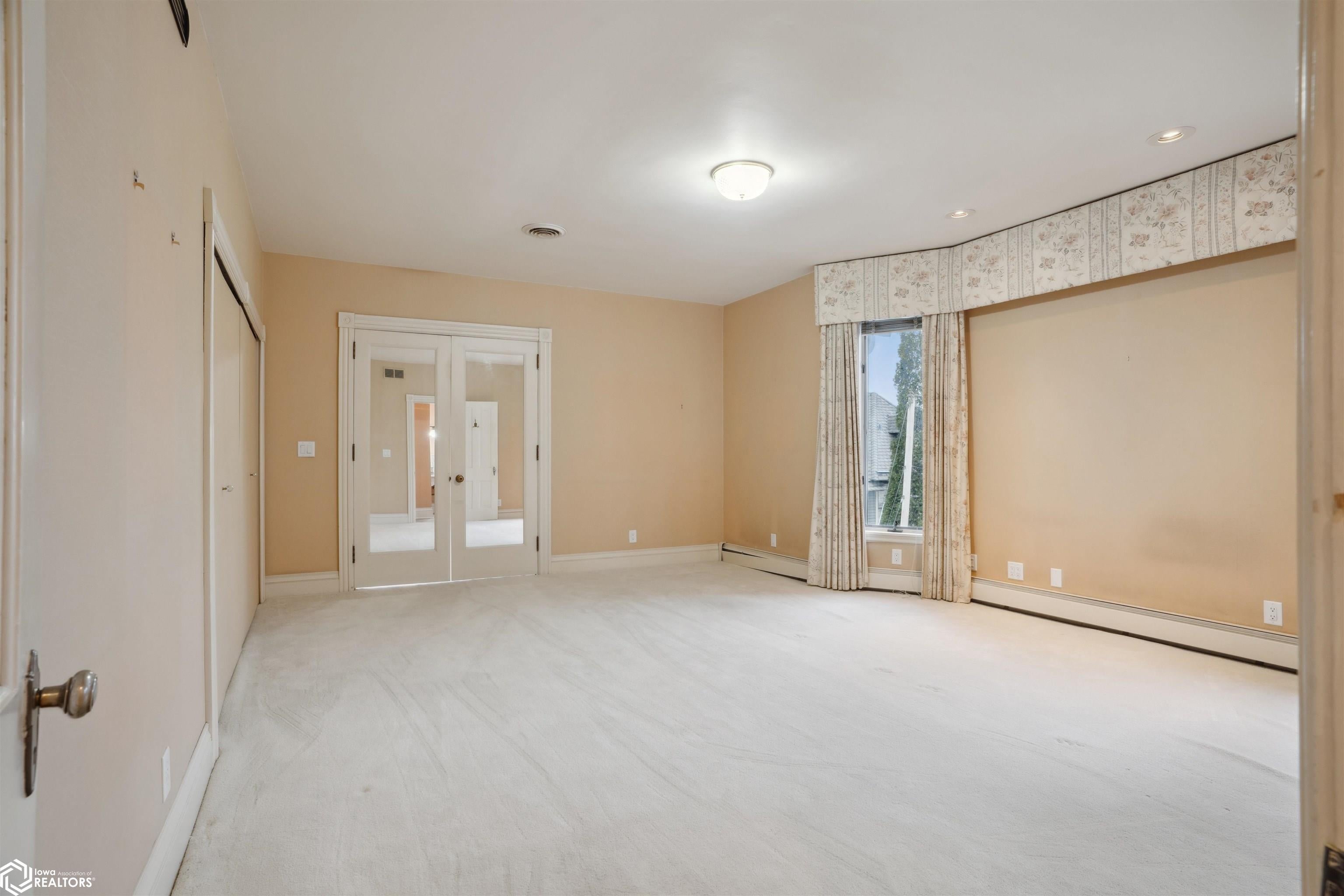Burlington, Iowa, 52601, United States, 4 Bedrooms Bedrooms, ,3 BathroomsBathrooms,Residential,For Sale,1931272