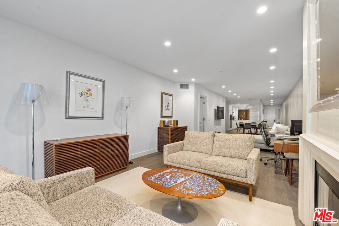Santa Monica, California, 90402, United States, 2 Bedrooms Bedrooms, ,2 BathroomsBathrooms,Residential,For Sale,1901318