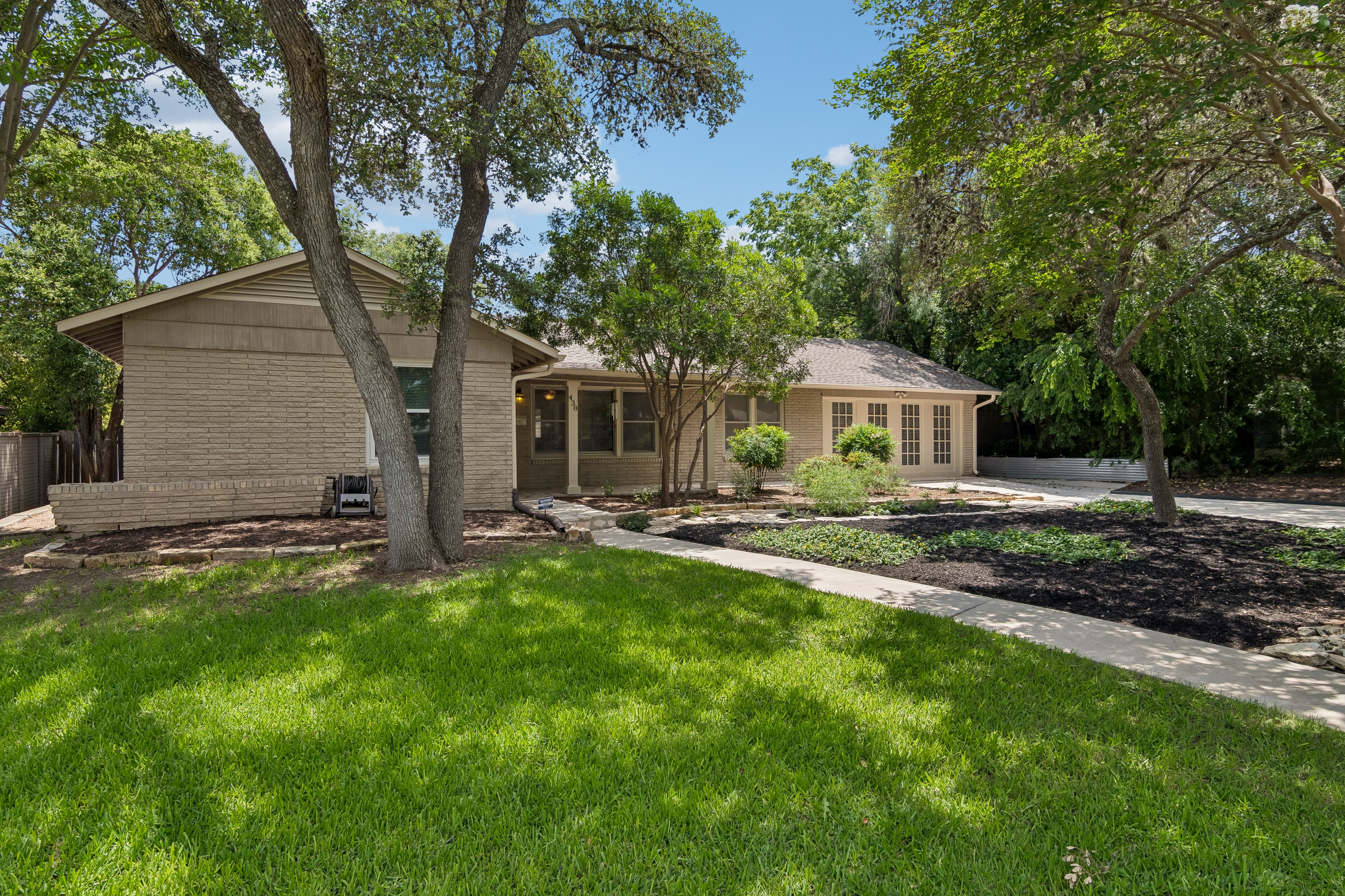  Beautifully Updated Home with Spacious Backyard - 物件實景