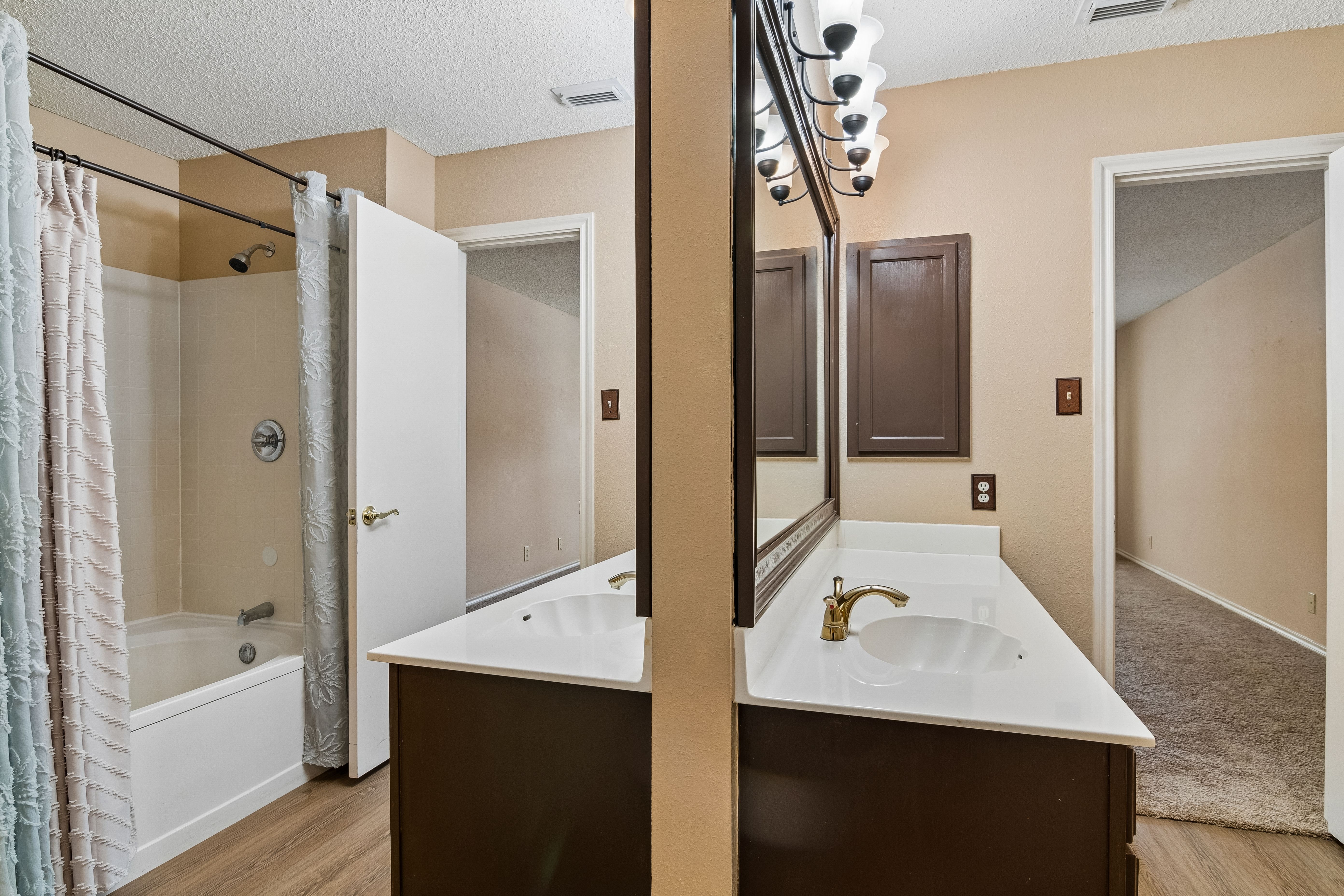  Stylish Two-Story in Huntington Place - 物件實景