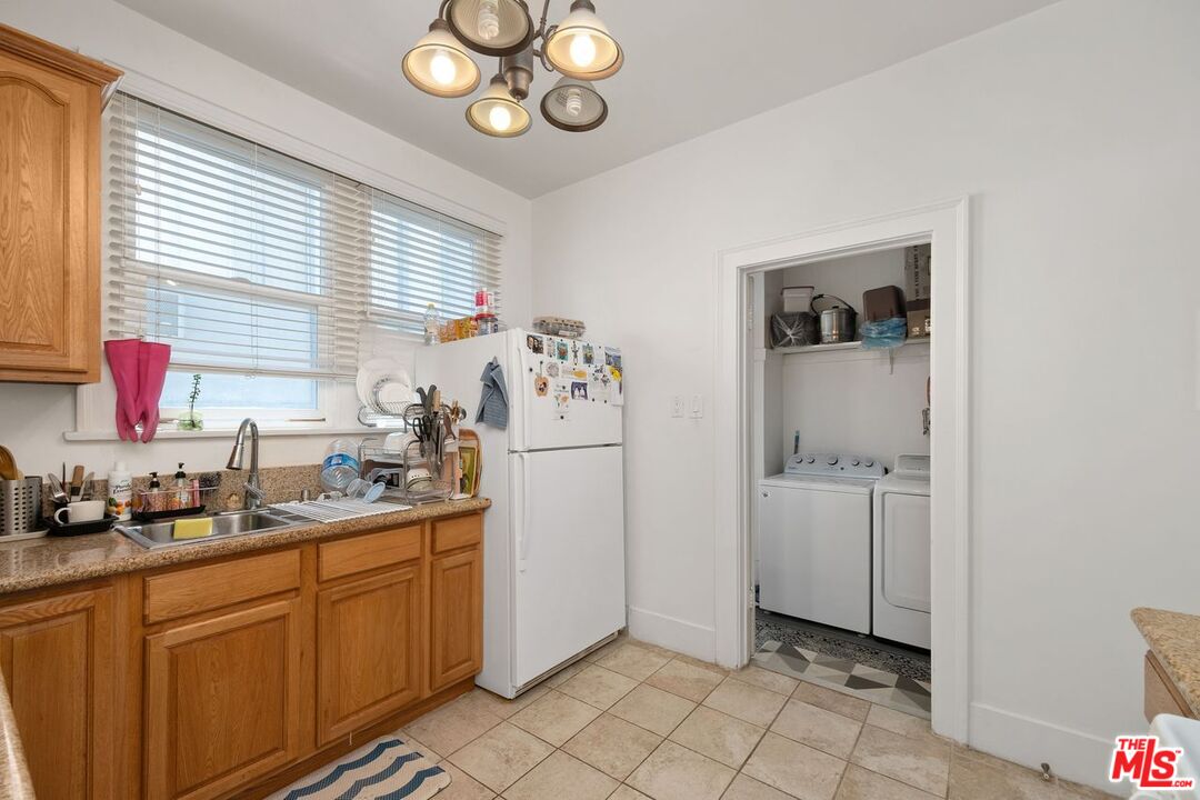 Los Angeles, California, 90019, United States, 12 Bedrooms Bedrooms, ,Residential,For Sale,1885364
