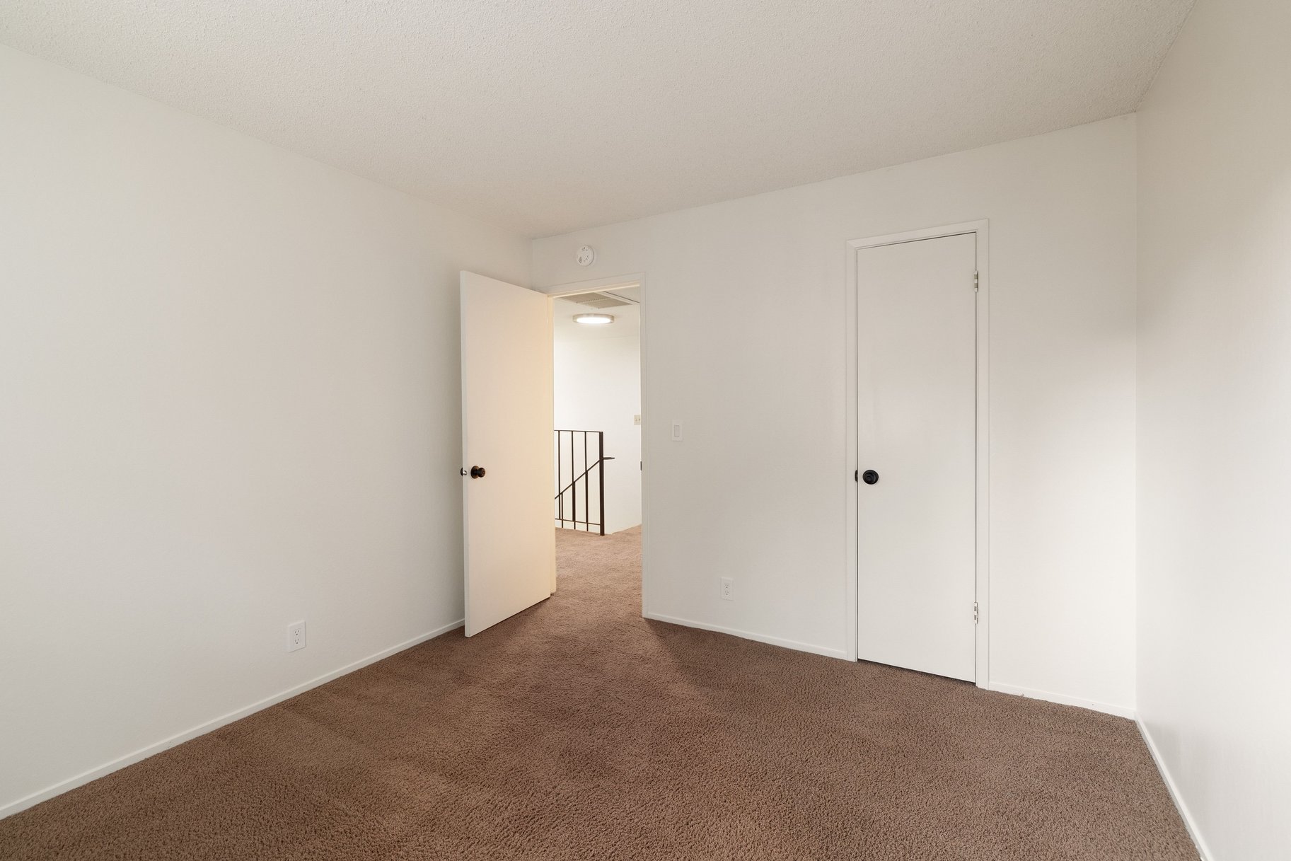  Updated and Well Located Lake Forest Glen Condo - 物件實景