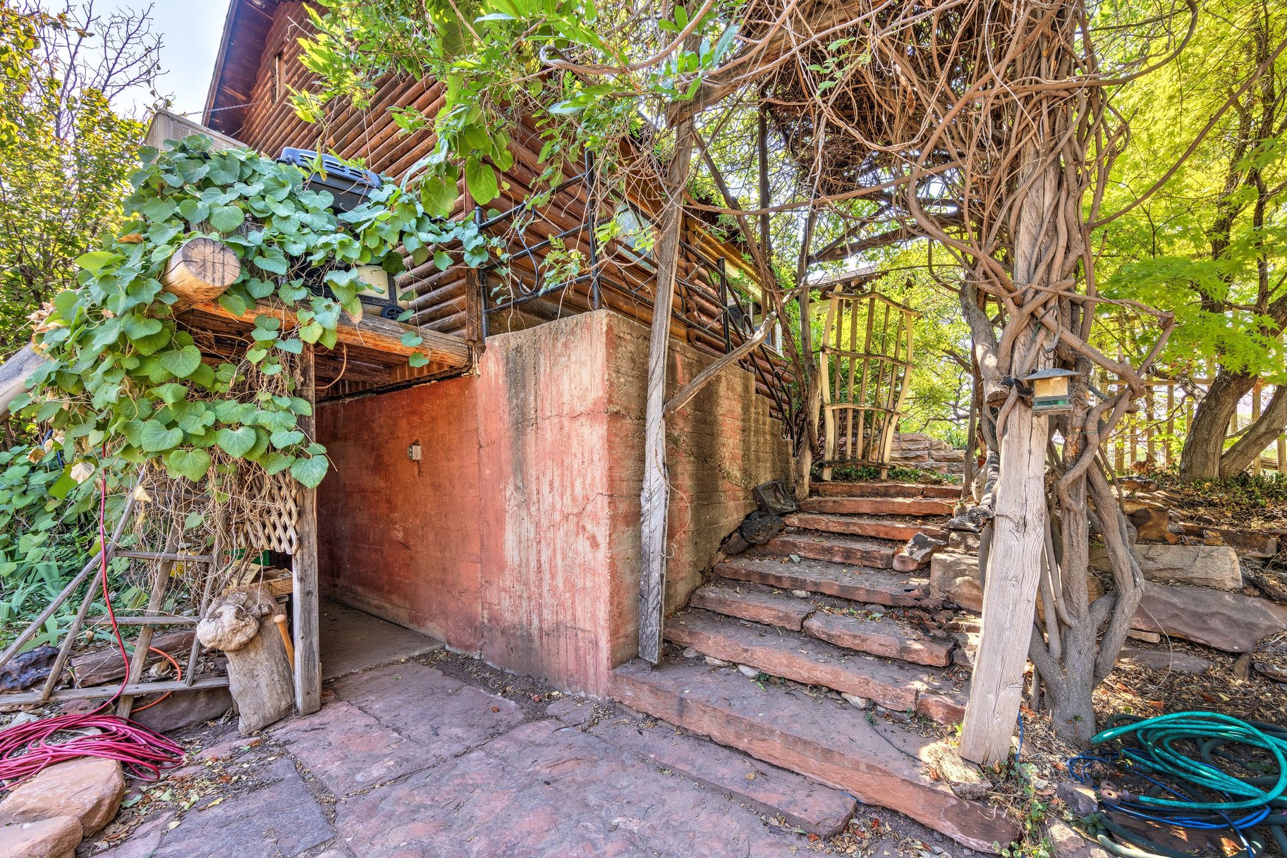  Great Location, Private Backyard & Plenty of Potential - 物件實景