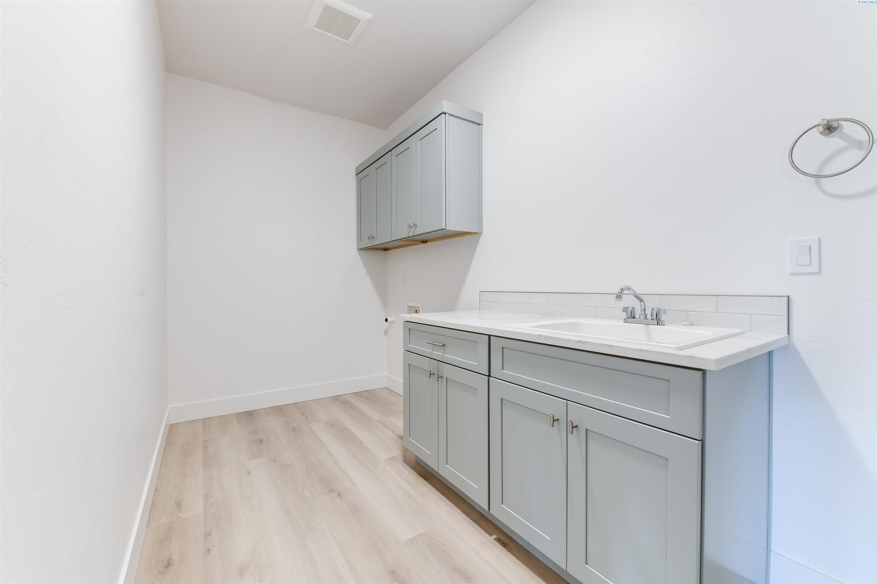 Richland, Washington, 99352, United States, 4 Bedrooms Bedrooms, ,1 BathroomBathrooms,Residential,For Sale,1992937