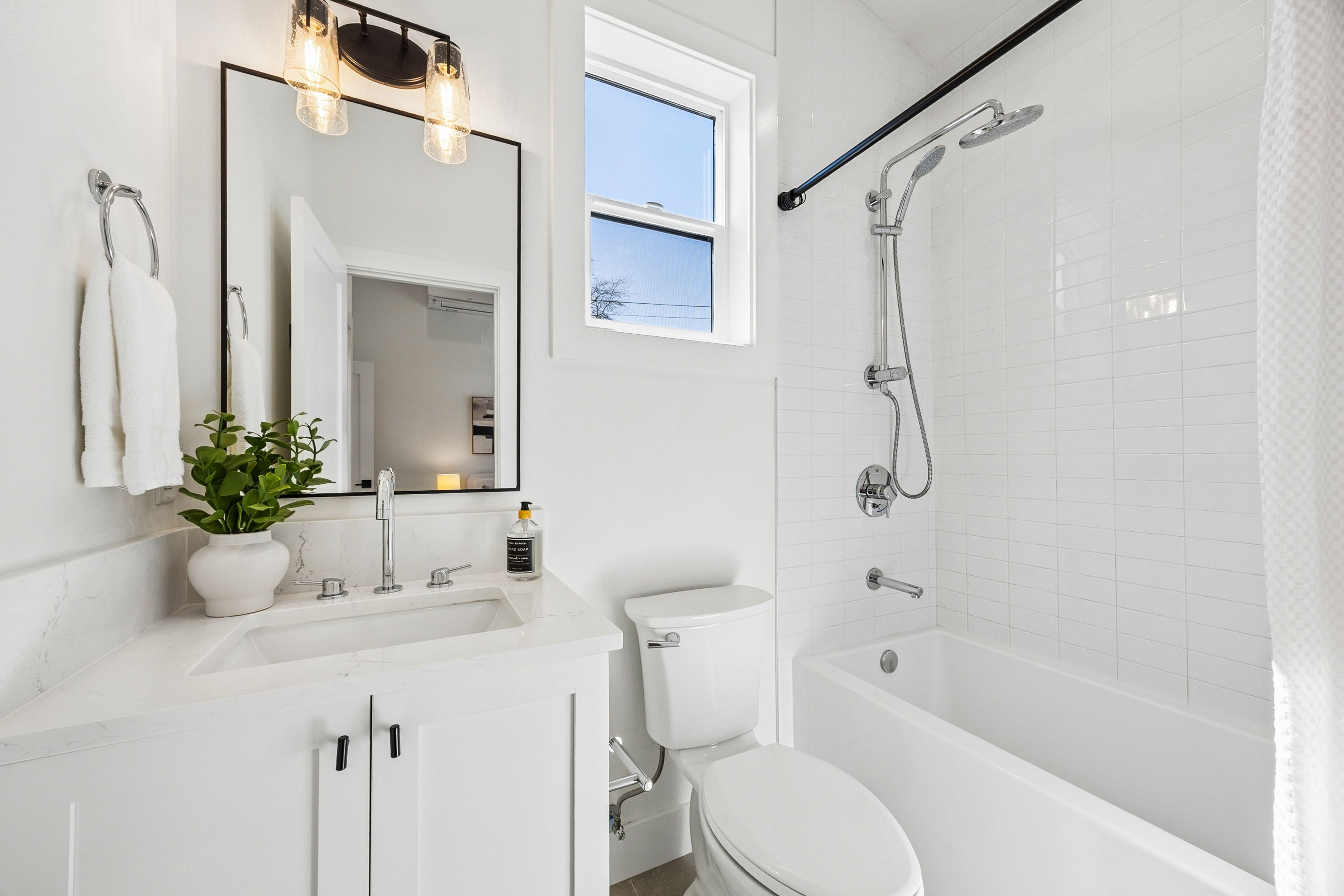  7502 32nd Ave NE Unit #A, Seattle, WA 98115 - 物件實景