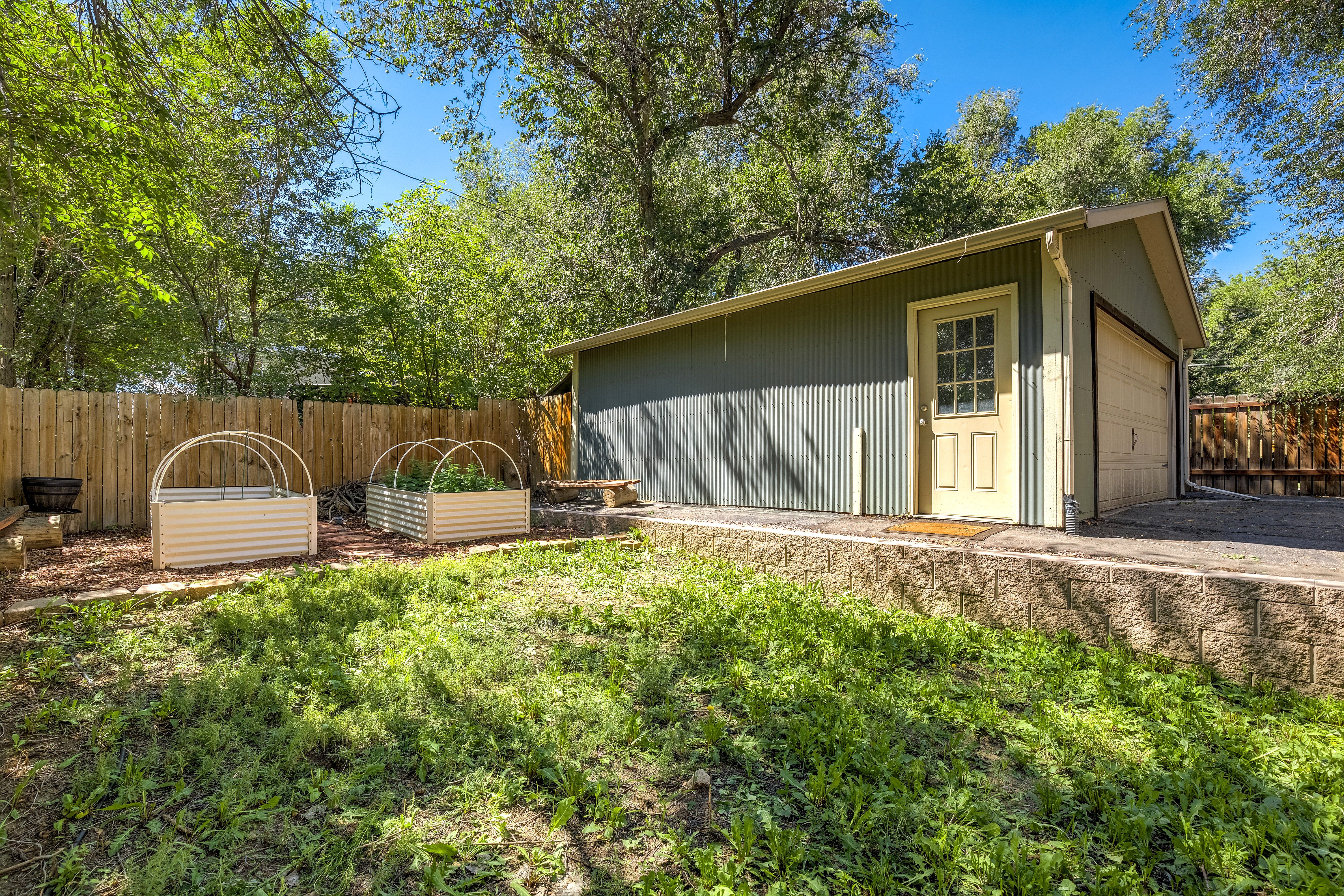  Central Colorado Springs Living With Space to Spare - 物件實景