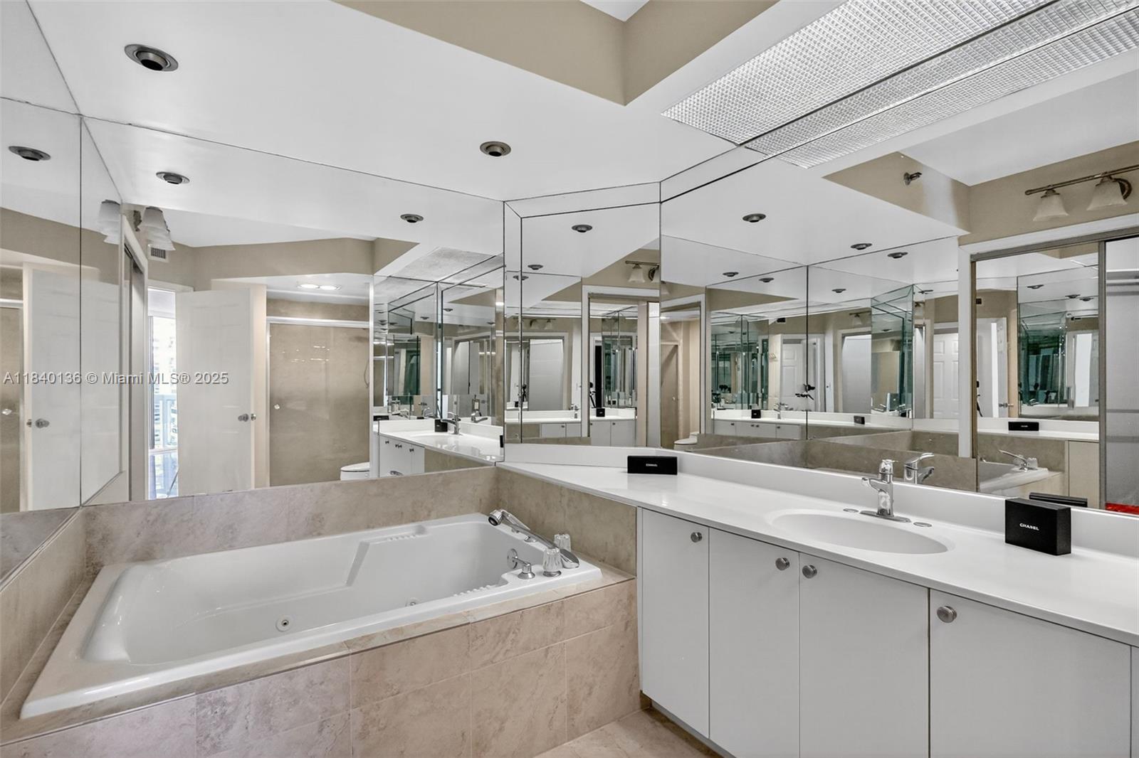 Aventura, Florida, 33180, United States, 2 Bedrooms Bedrooms, ,2 BathroomsBathrooms,Residential,For Sale,1898745