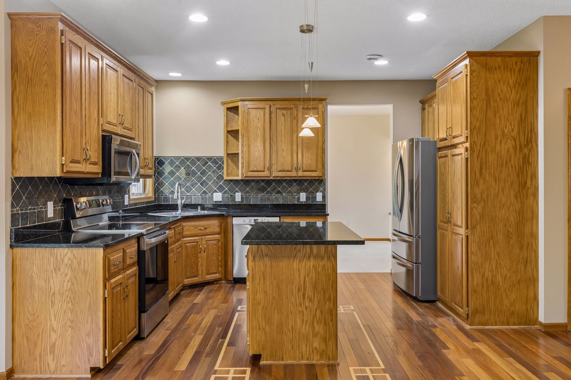  Meticulously Maintained Executive Home Near Parks and Trails - 物件實景