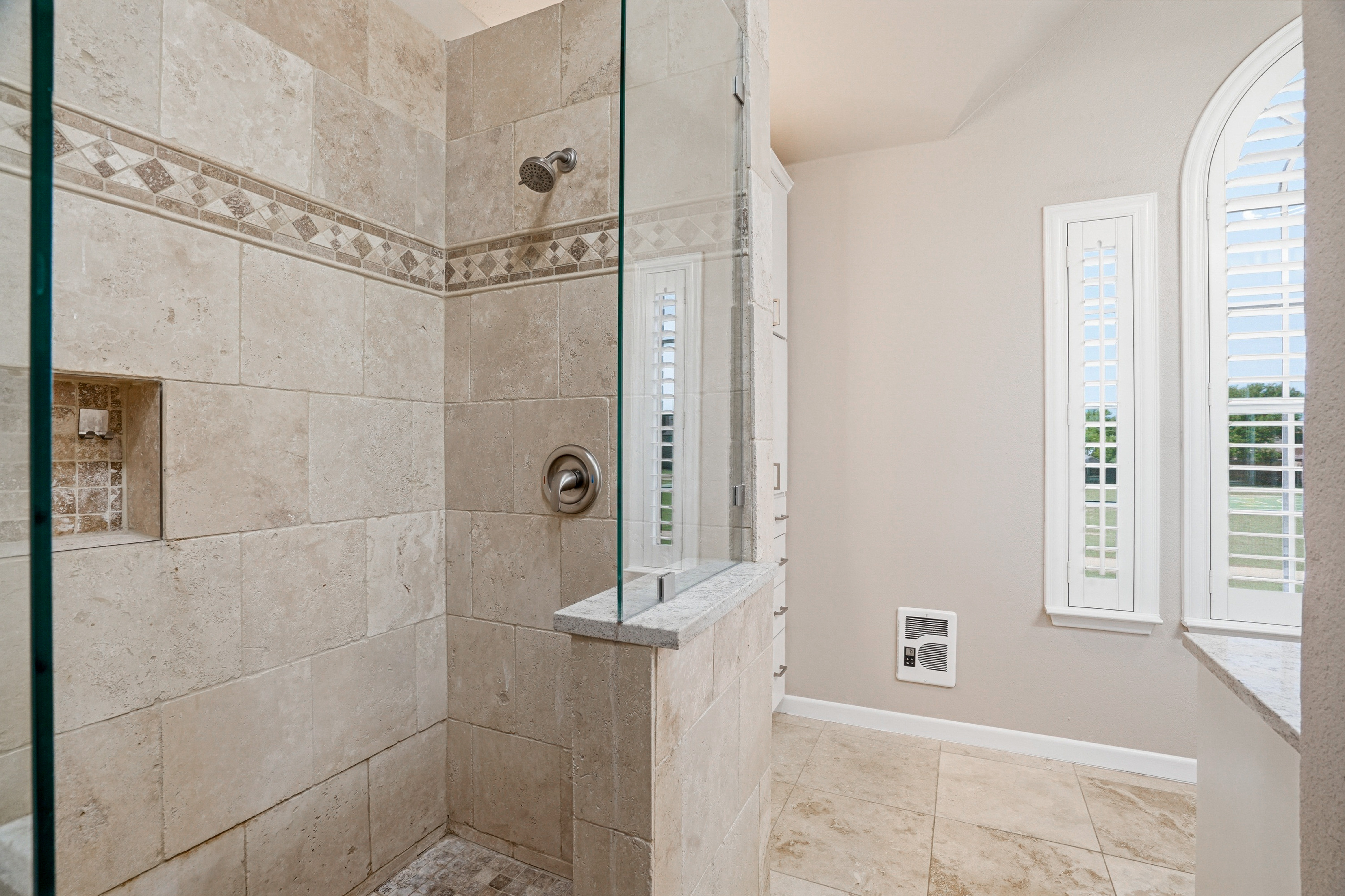  Stylish Keller Living with Bonus Room & Custom Touches - 物件實景