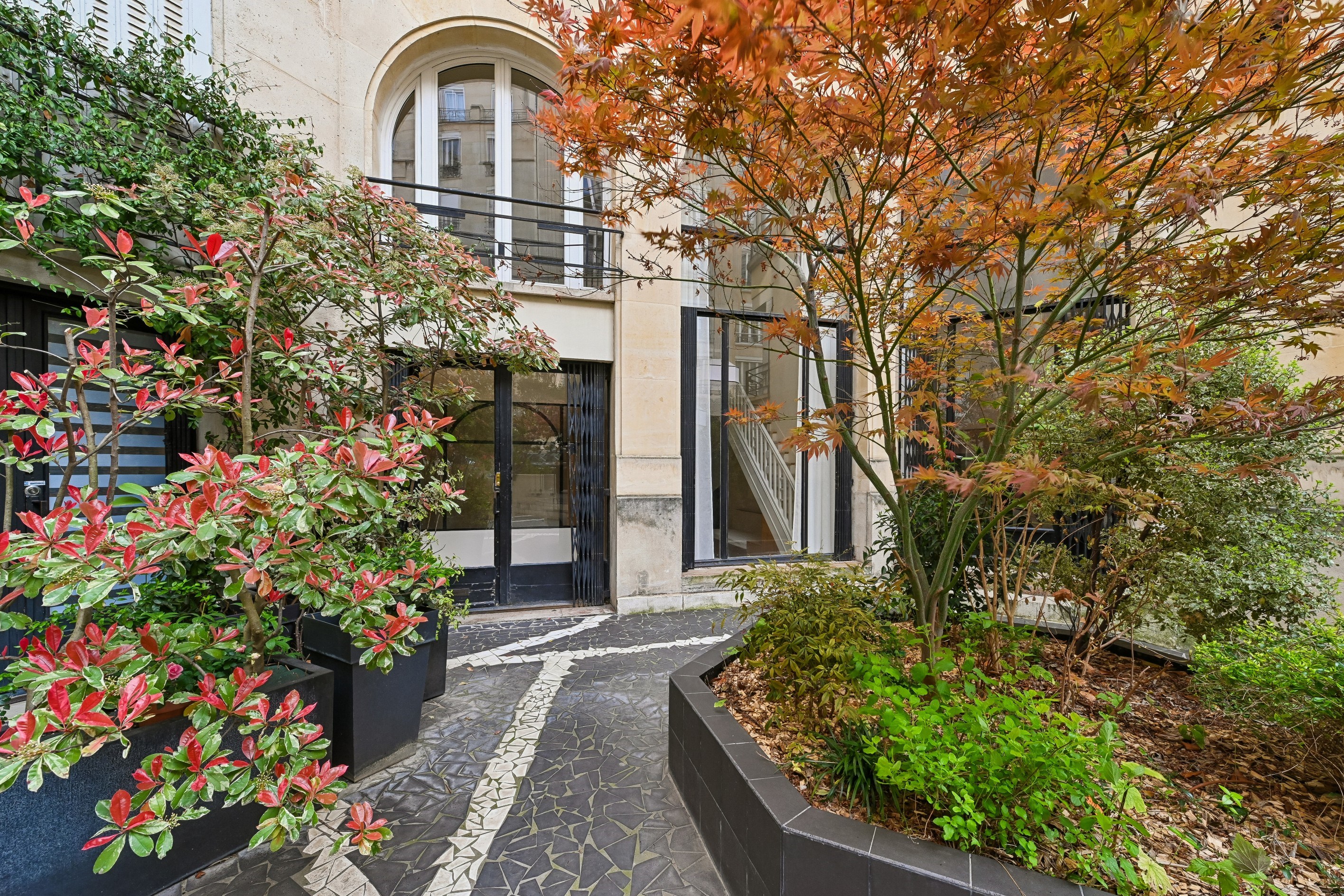  MAIRIE DU XVI – BEAUTIFULLY RENOVATED ARTIST