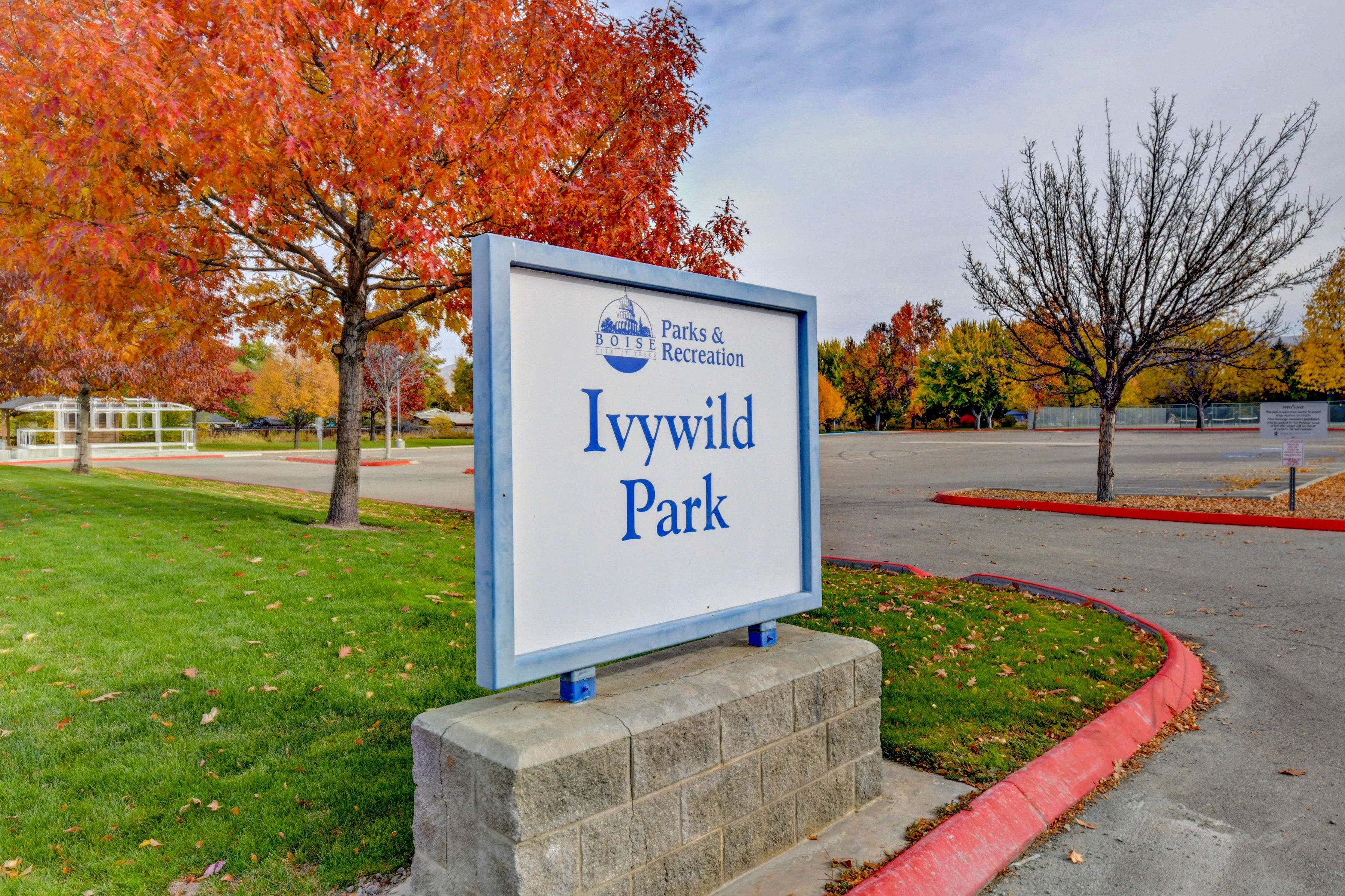  Storybook Single-Level Brick Cottage with Privacy and Expansive Gardens - 物件實景