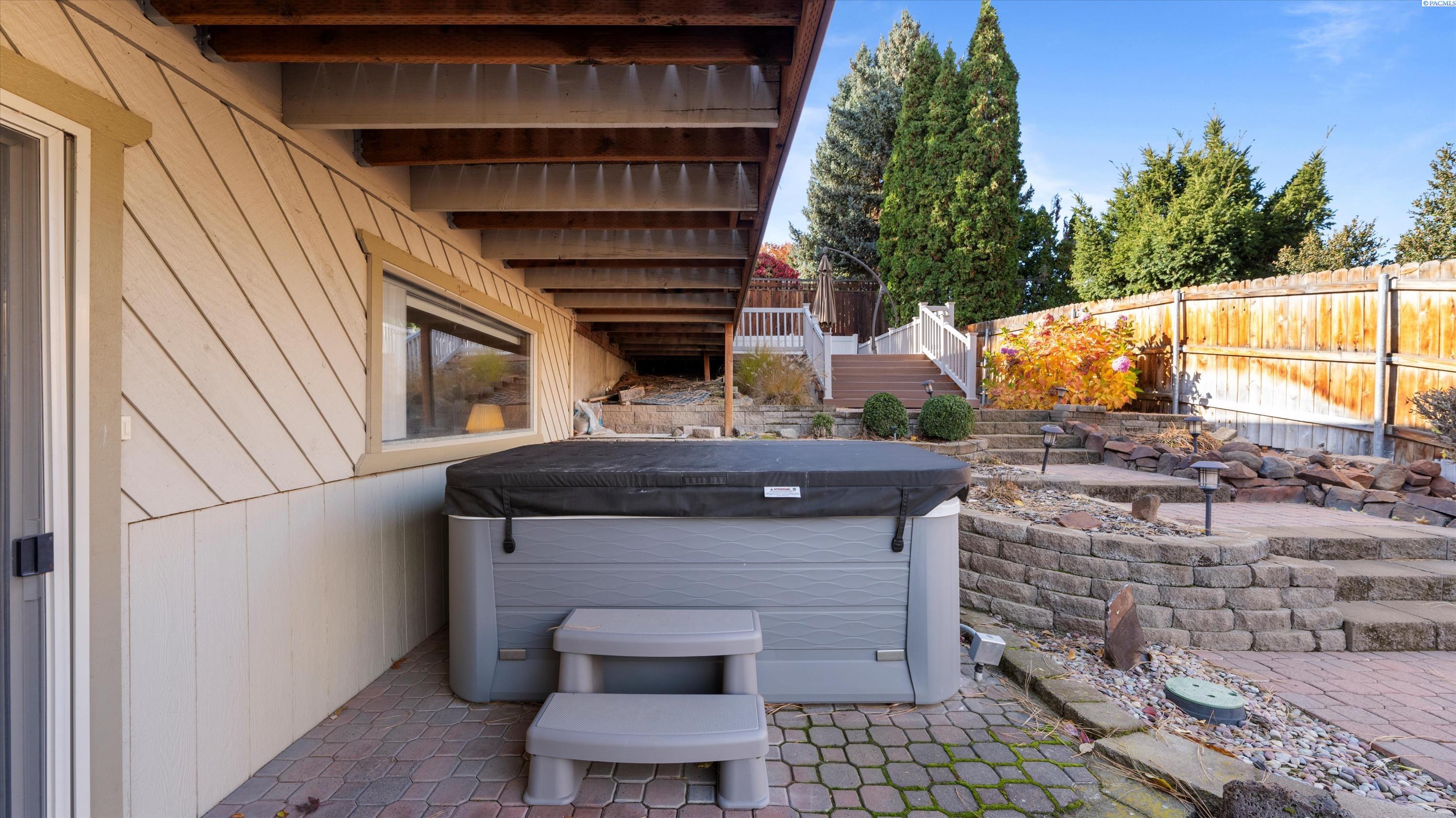 Richland, Washington, 99352, United States, 5 Bedrooms Bedrooms, ,1 BathroomBathrooms,Residential,For Sale,1991452