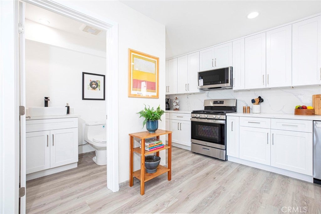 Los Angeles, California, 90027, United States, ,Residential,For Sale,1938959