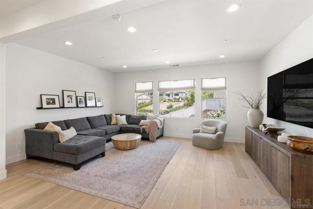 Escondido, California, 92029, United States, 5 Bedrooms Bedrooms, ,5 BathroomsBathrooms,Residential,For Sale,2029971