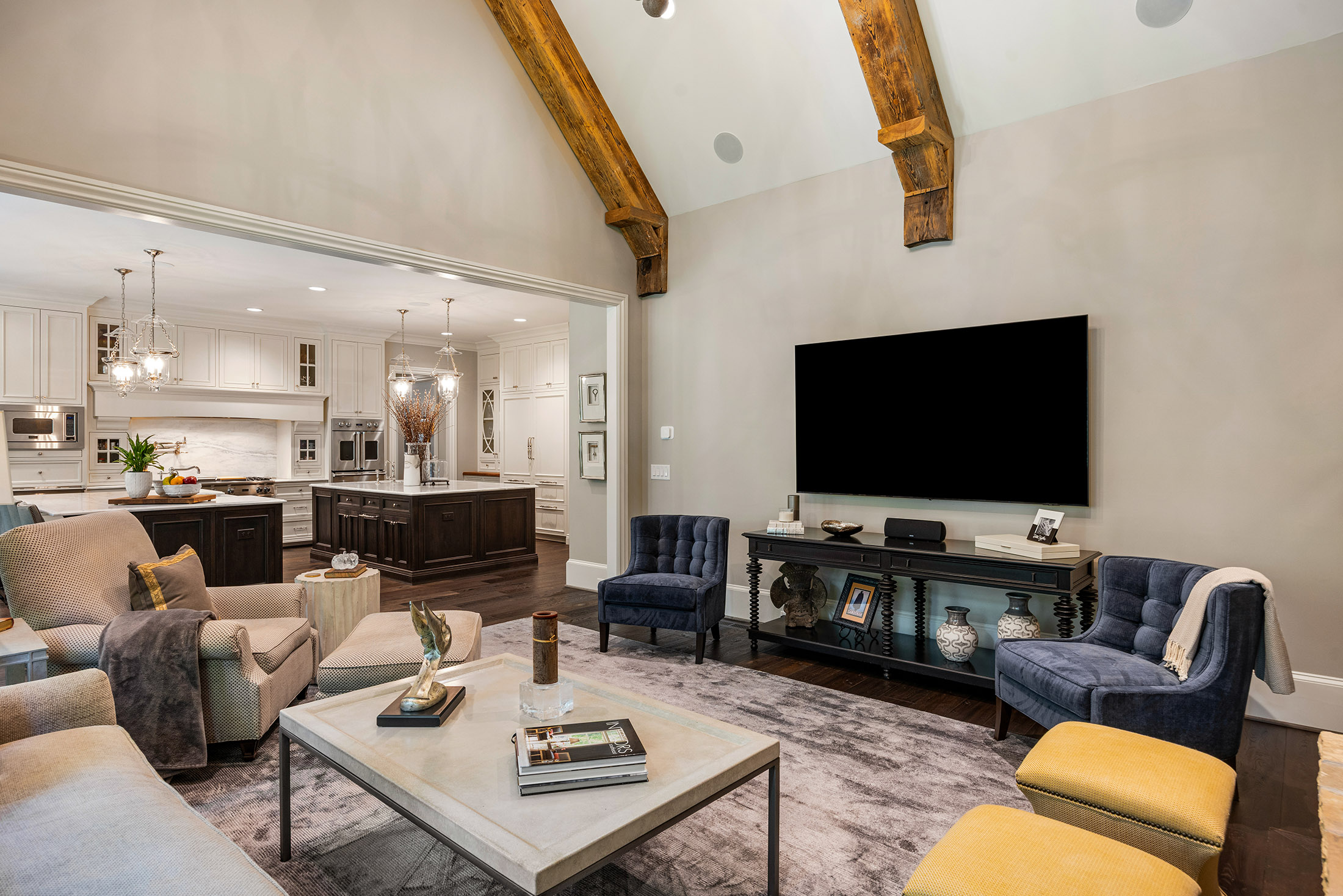  Buckhead Estate Pairs Architectural Presence with Richly Layered Interiors - 物件實景