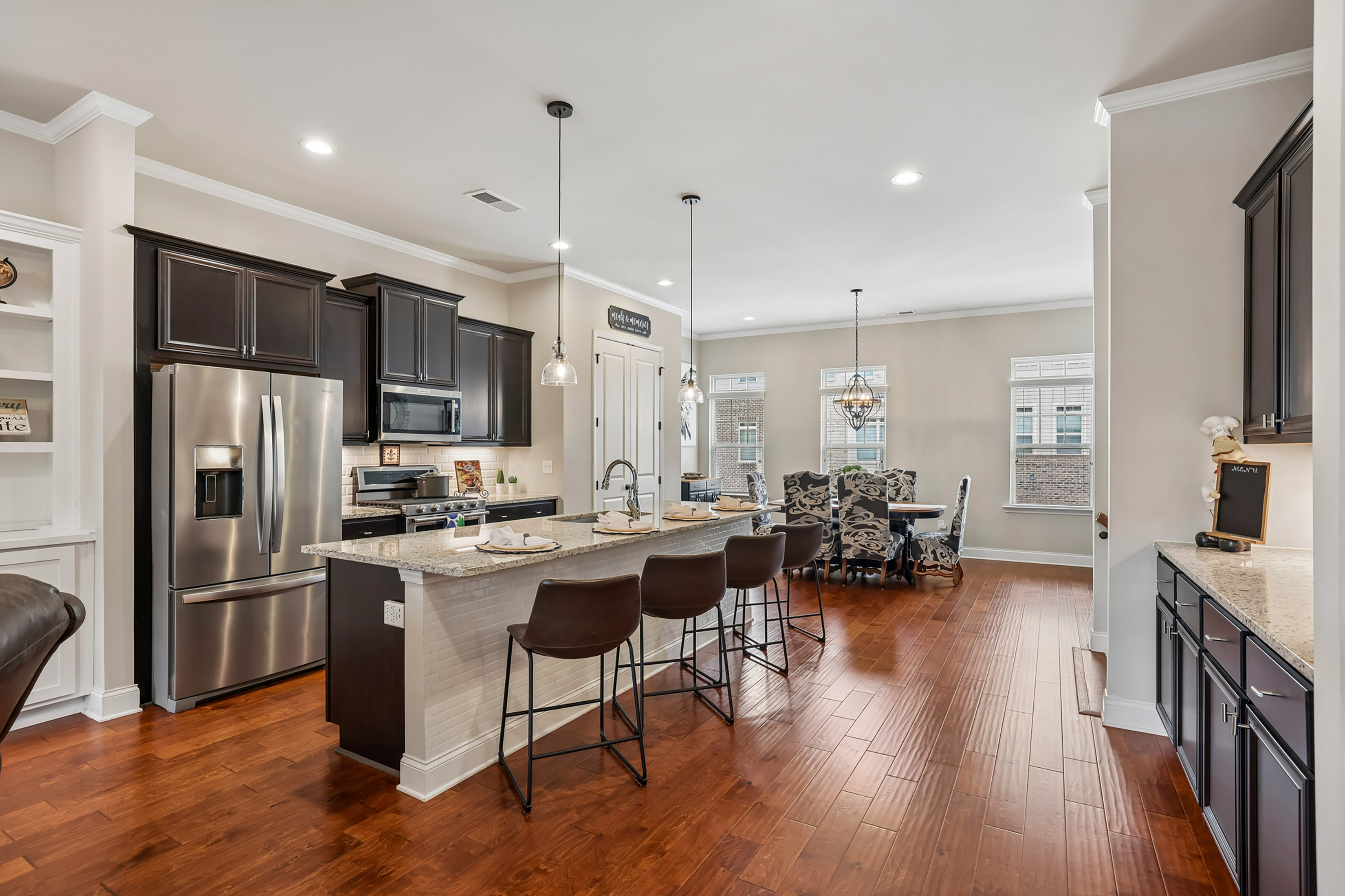  Modern Elegance in Beautifully Designed Townhome - 物件實景