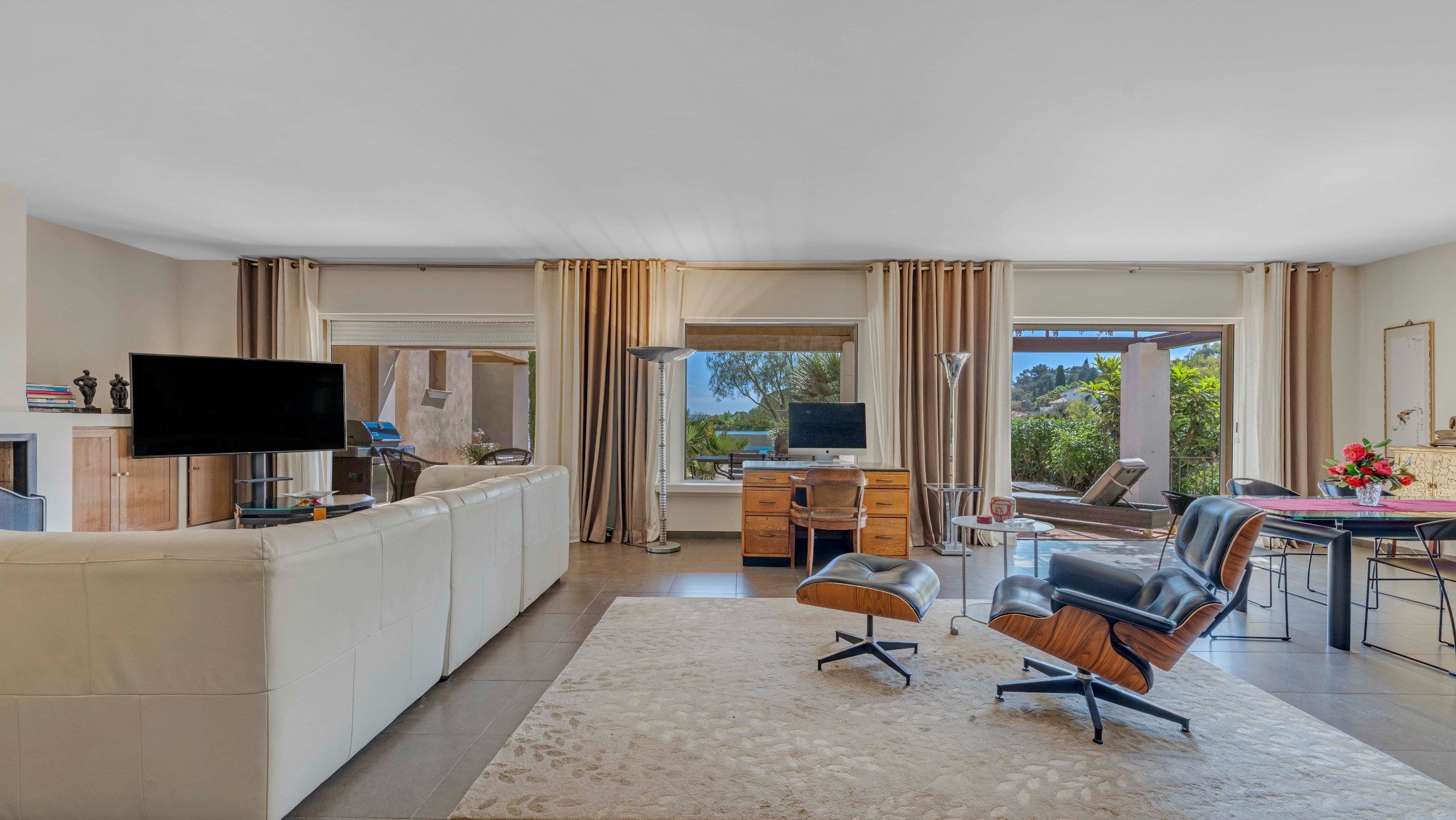  Highly sought-after private estate: contemporary villa close to the Beauvallon … - 物件實景