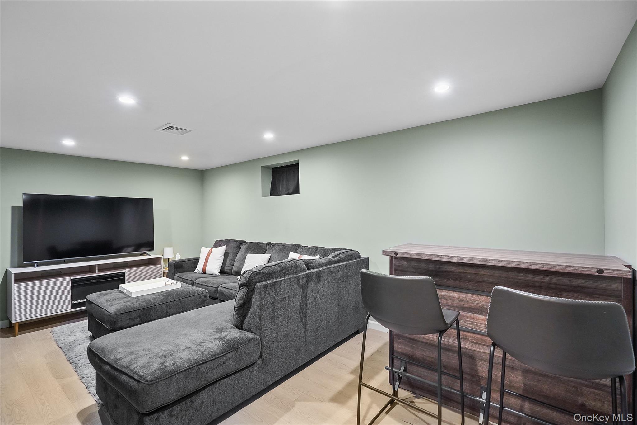 White Plains, New York, 10603, United States, 3 Bedrooms Bedrooms, ,3 BathroomsBathrooms,Residential,For Sale,1933056
