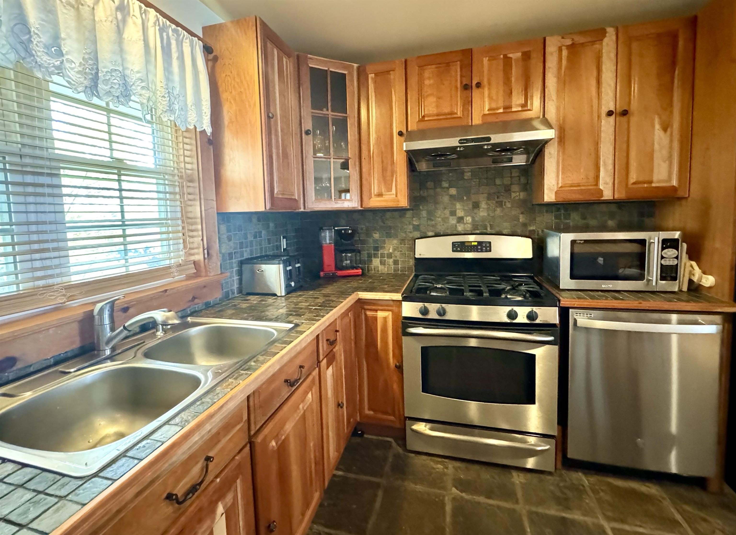 Alburgh, Vermont, 05440, United States, 3 Bedrooms Bedrooms, ,2 BathroomsBathrooms,Residential,For Sale,1981784