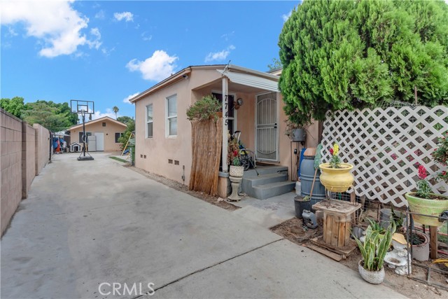 Los Angeles, California, 91605, United States, 5 Bedrooms Bedrooms, ,4 BathroomsBathrooms,Residential,For Sale,1979926