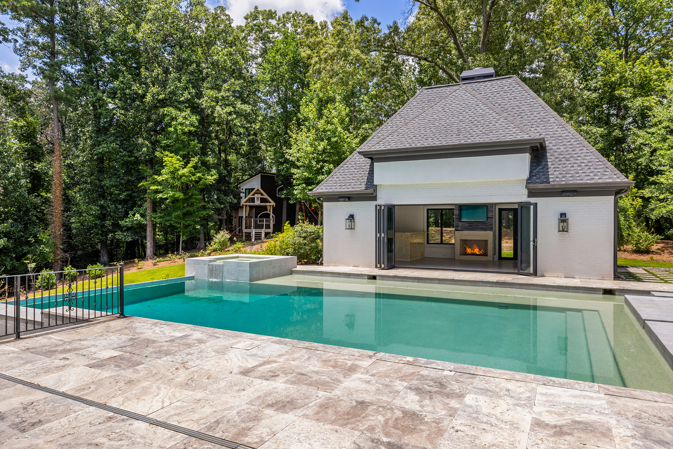 Exceptional Gated Estate with Resort-caliber Grounds - 物件實景