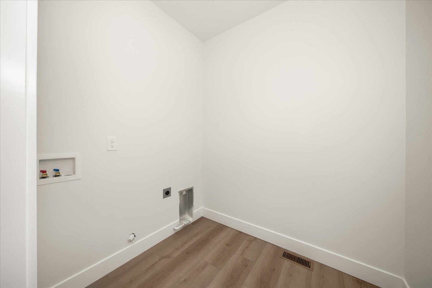Spokane, Washington, 99208, United States, 4 Bedrooms Bedrooms, ,3 BathroomsBathrooms,Residential,For Sale,1940467