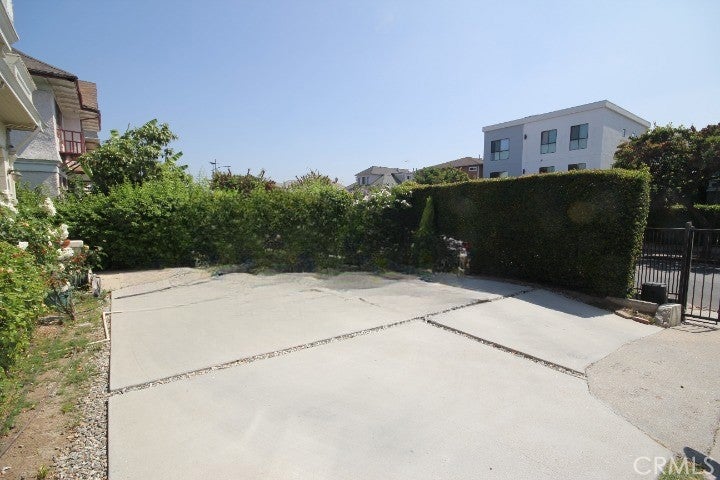 Los Angeles, California, 90006, United States, 5 Bedrooms Bedrooms, ,2 BathroomsBathrooms,Residential,For Sale,1940341