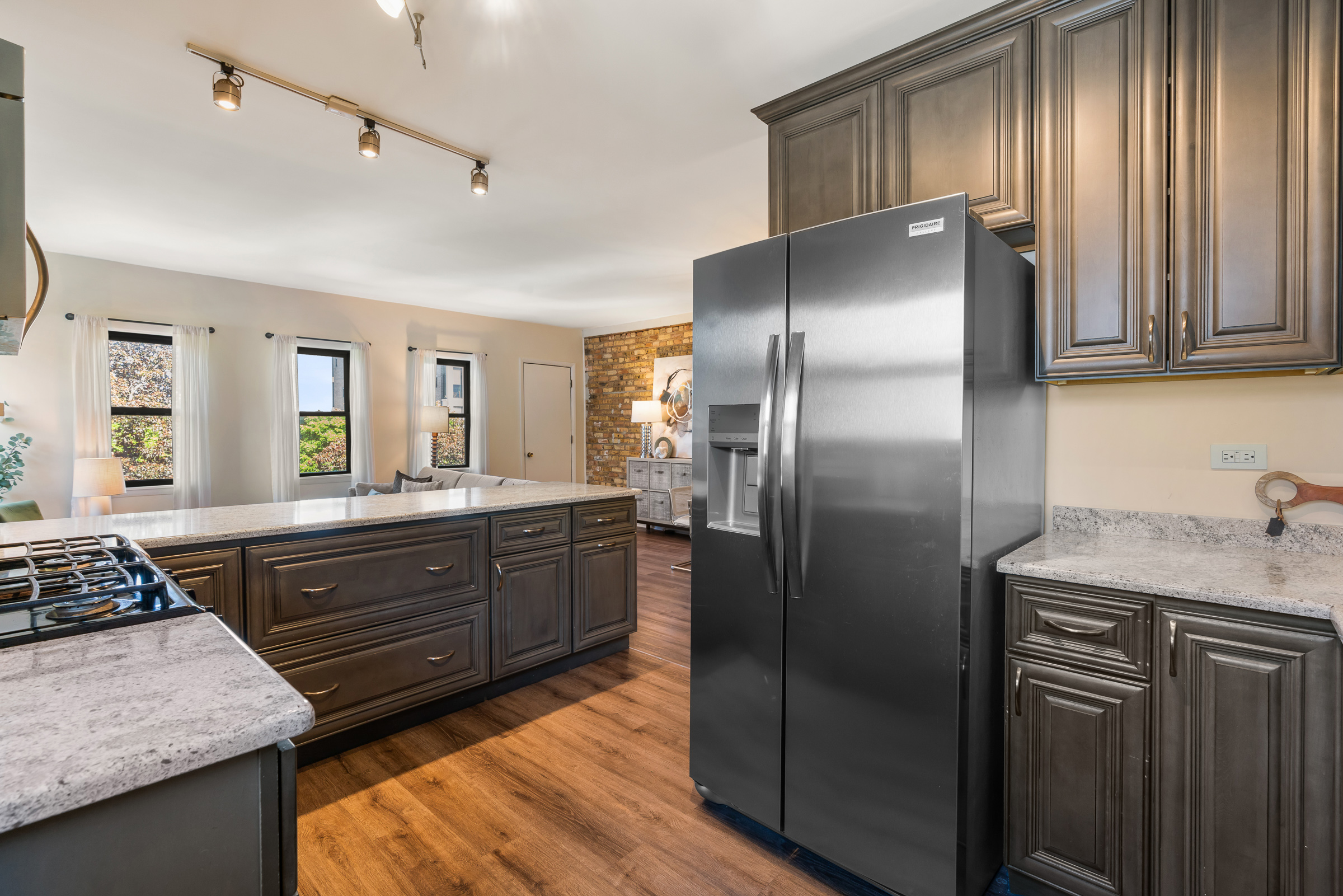  Spacious and Bright Condo in Prime Southeast Evanston Location - 物件實景