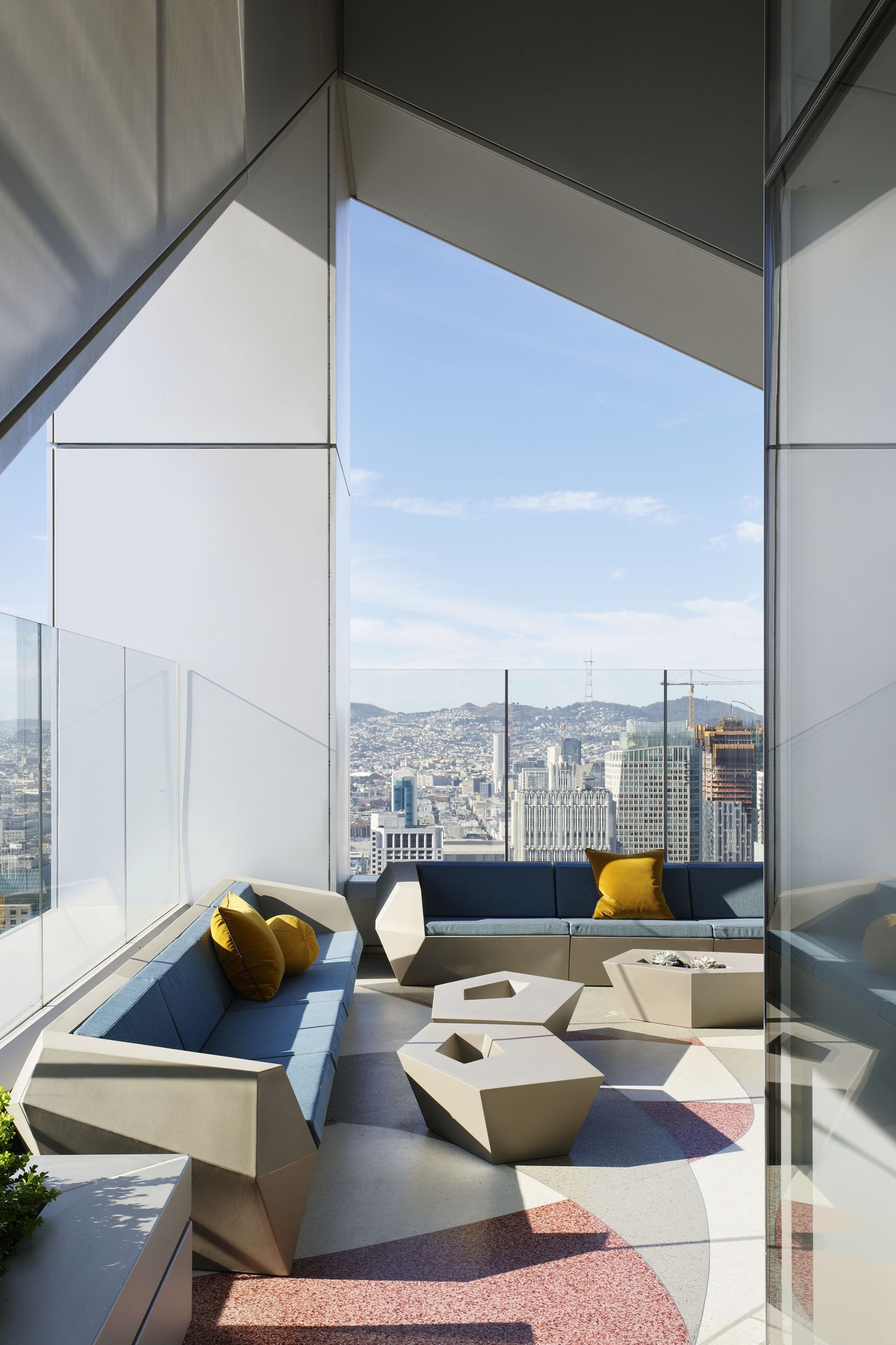  Wrapped in Glass. Enveloped by Views. - 物件實景