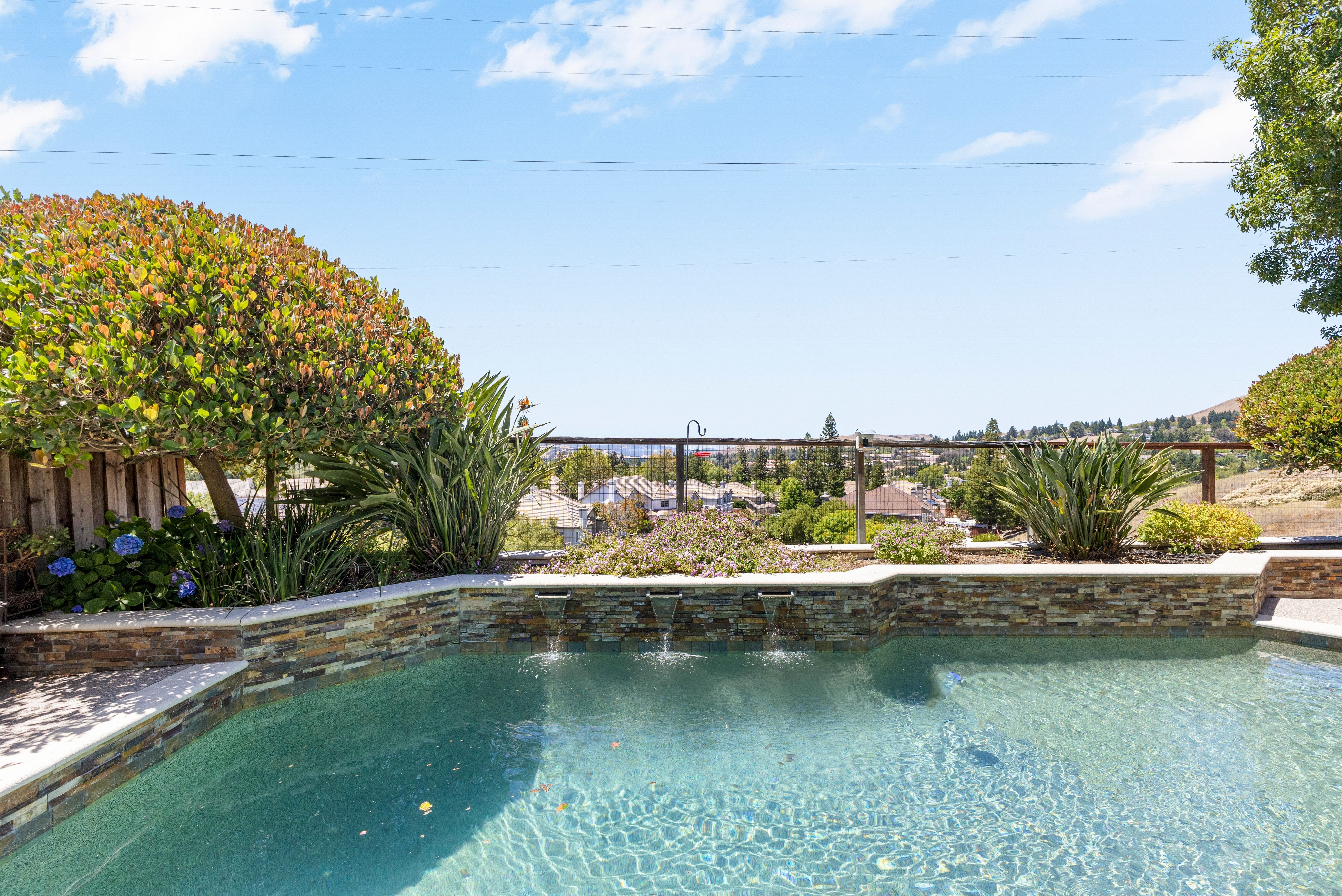  Award-Winning Curb Appeal with Spectacular Sunset Views - 物件實景