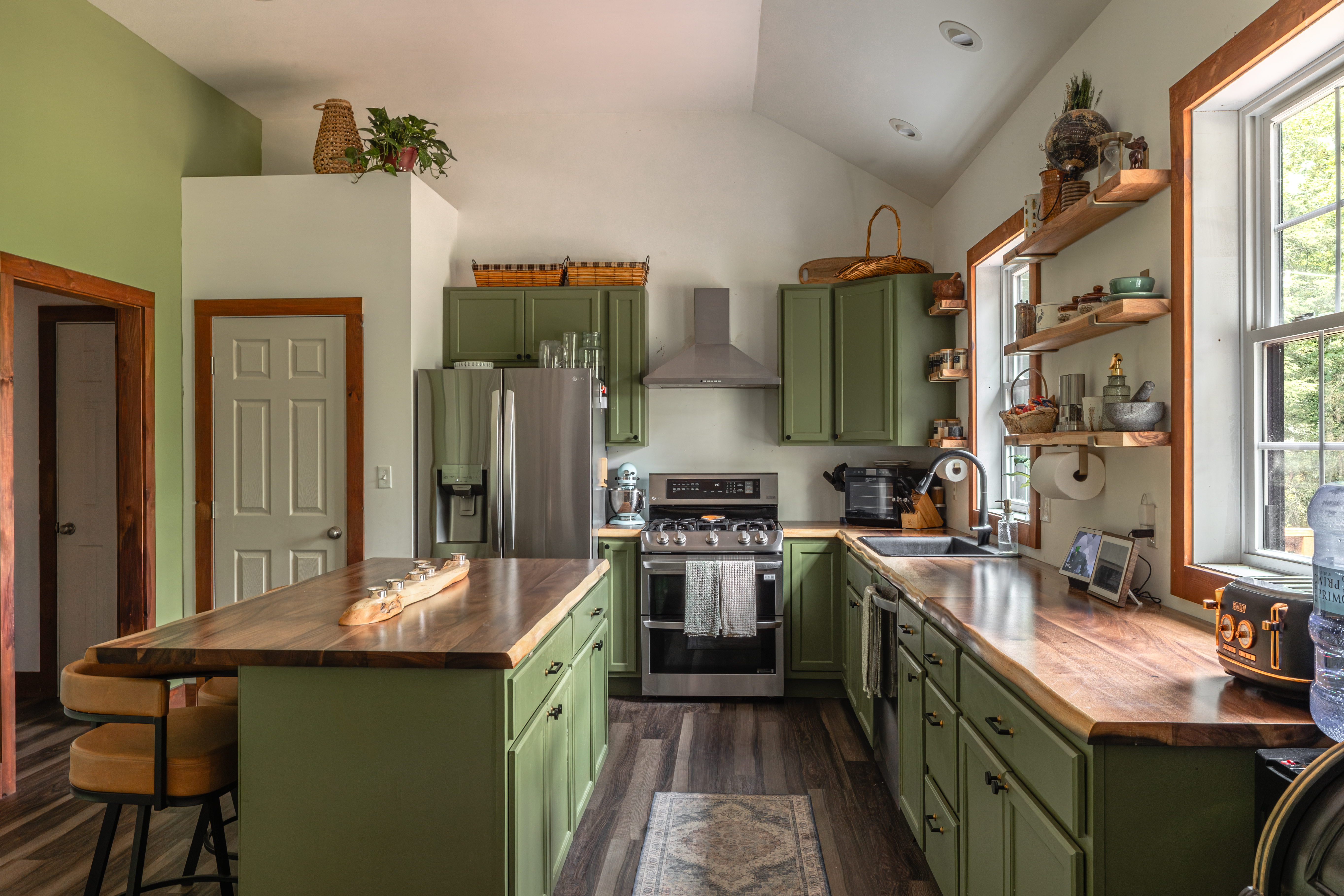  New-Construction Craftsman Contemporary with Hiking at Your Fingertips - 物件實景