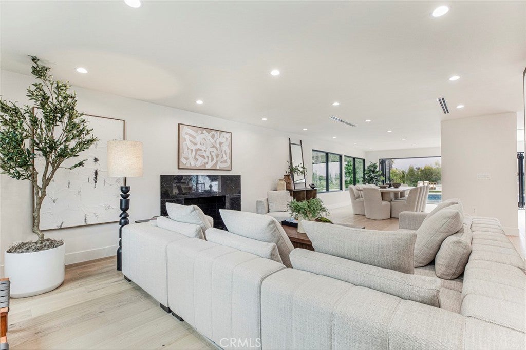 Encino, California, 91316, United States, 6 Bedrooms Bedrooms, ,5 BathroomsBathrooms,Residential,For Sale,1938851