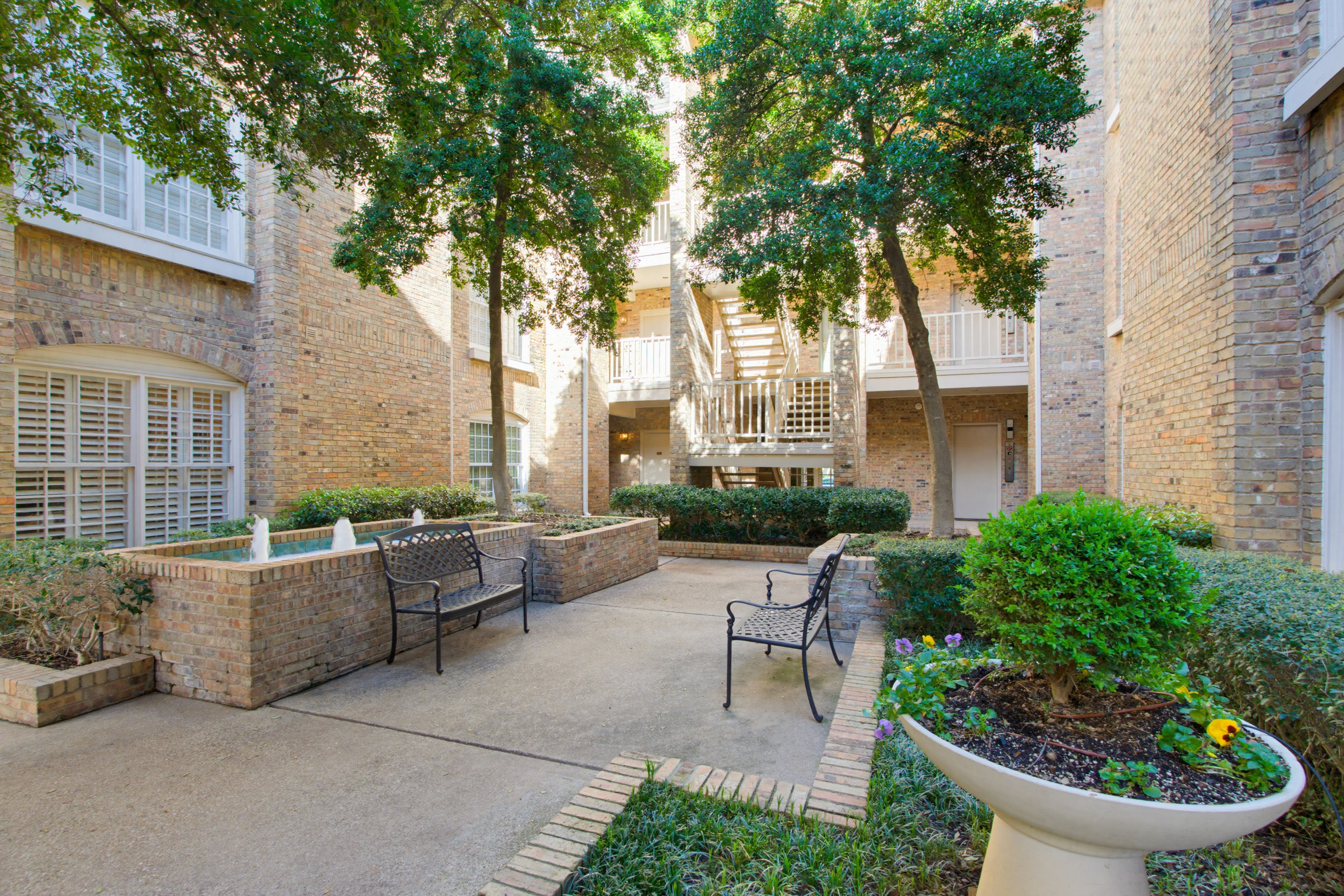  Highland Park Fabulous Three Bedroom Corner Condo at The Savoy, HPISD - 物件實景