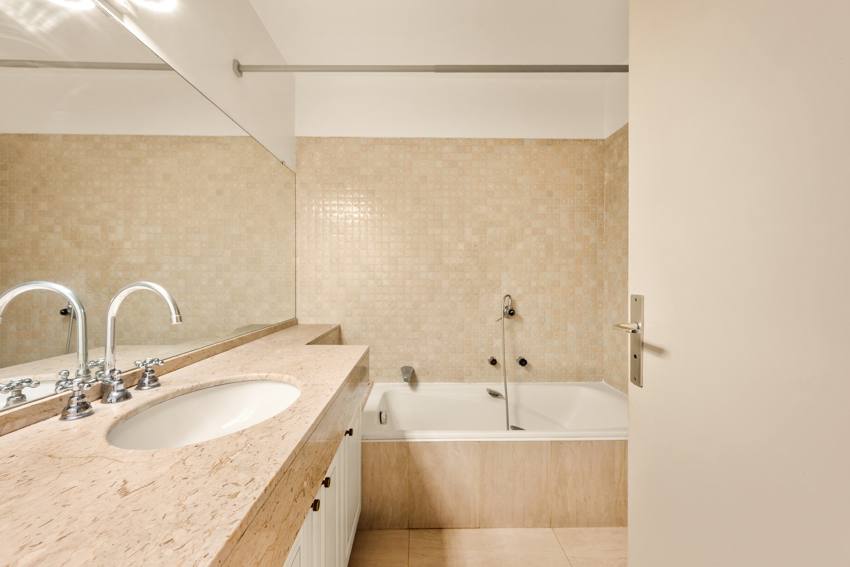  LE CANNET RESIDENTIEL-ELEGANT TWO BEDROOM APARTMENT TO RENOVATE WITH SEA AND ES… - 物件實景