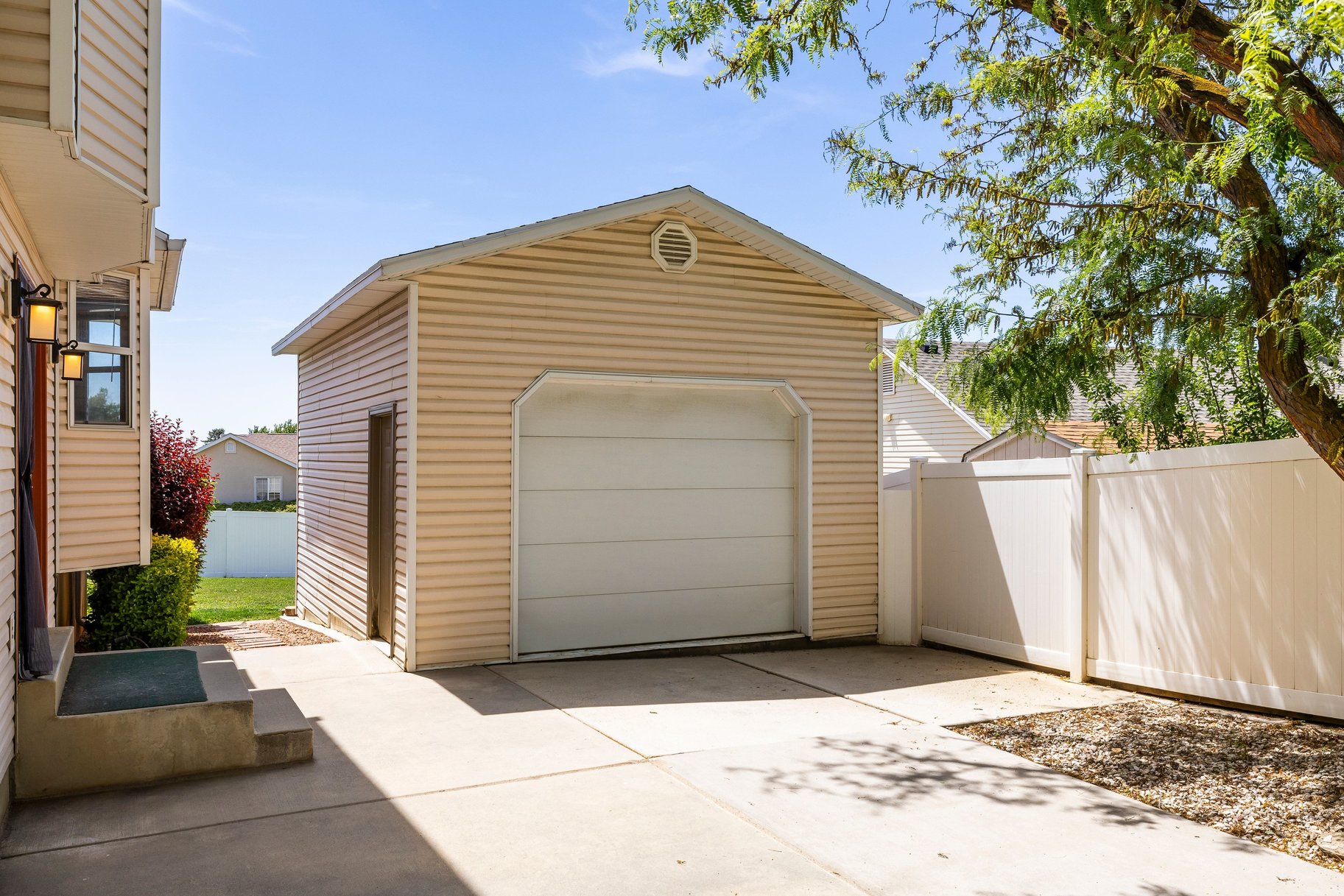  5 Bedroom, 3 Bath Home With One Of North Ogdens Best Porch Views - 物件實景