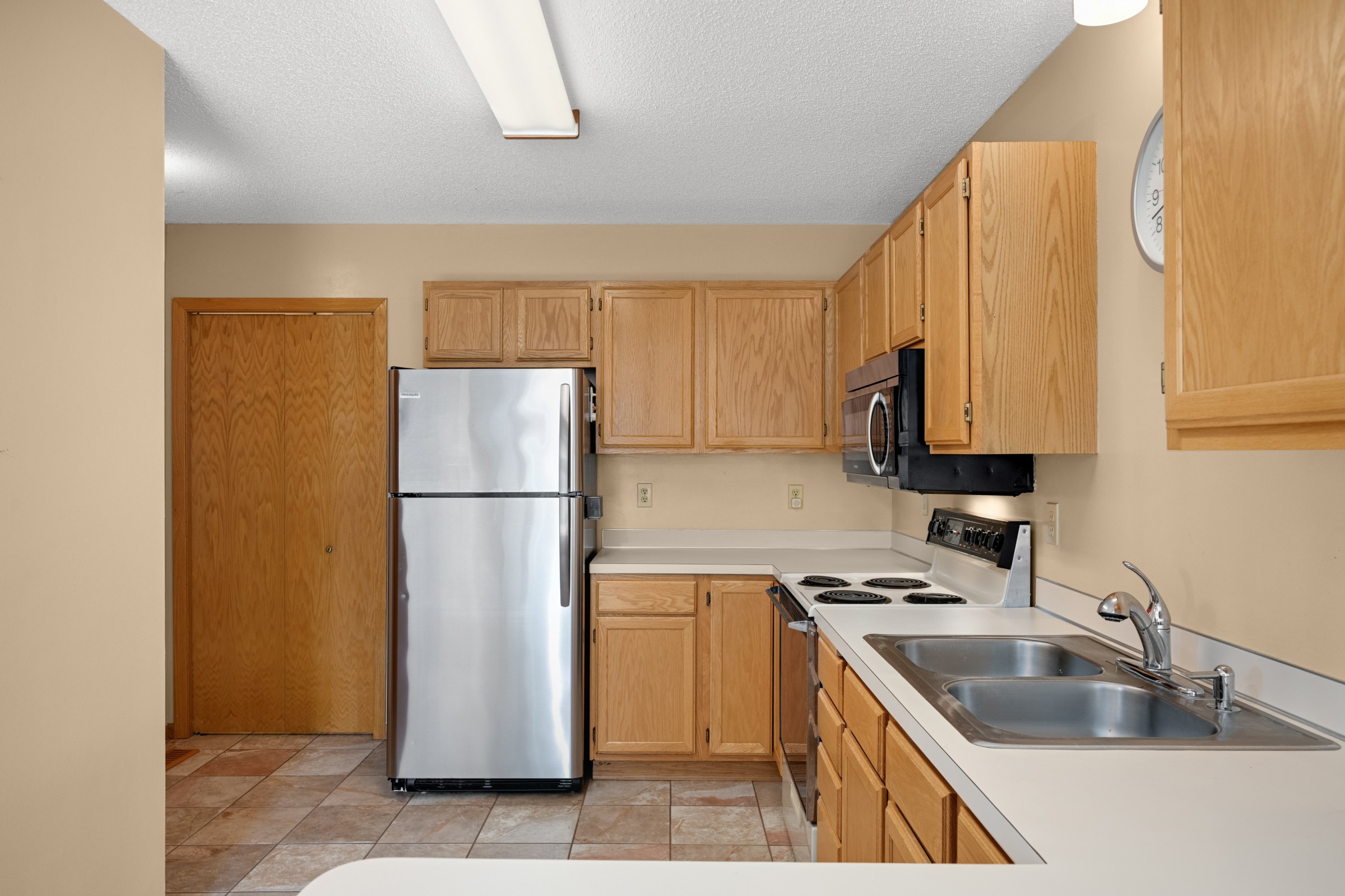  Sun-Filled End Unit in Prime Eagan Location - 物件實景