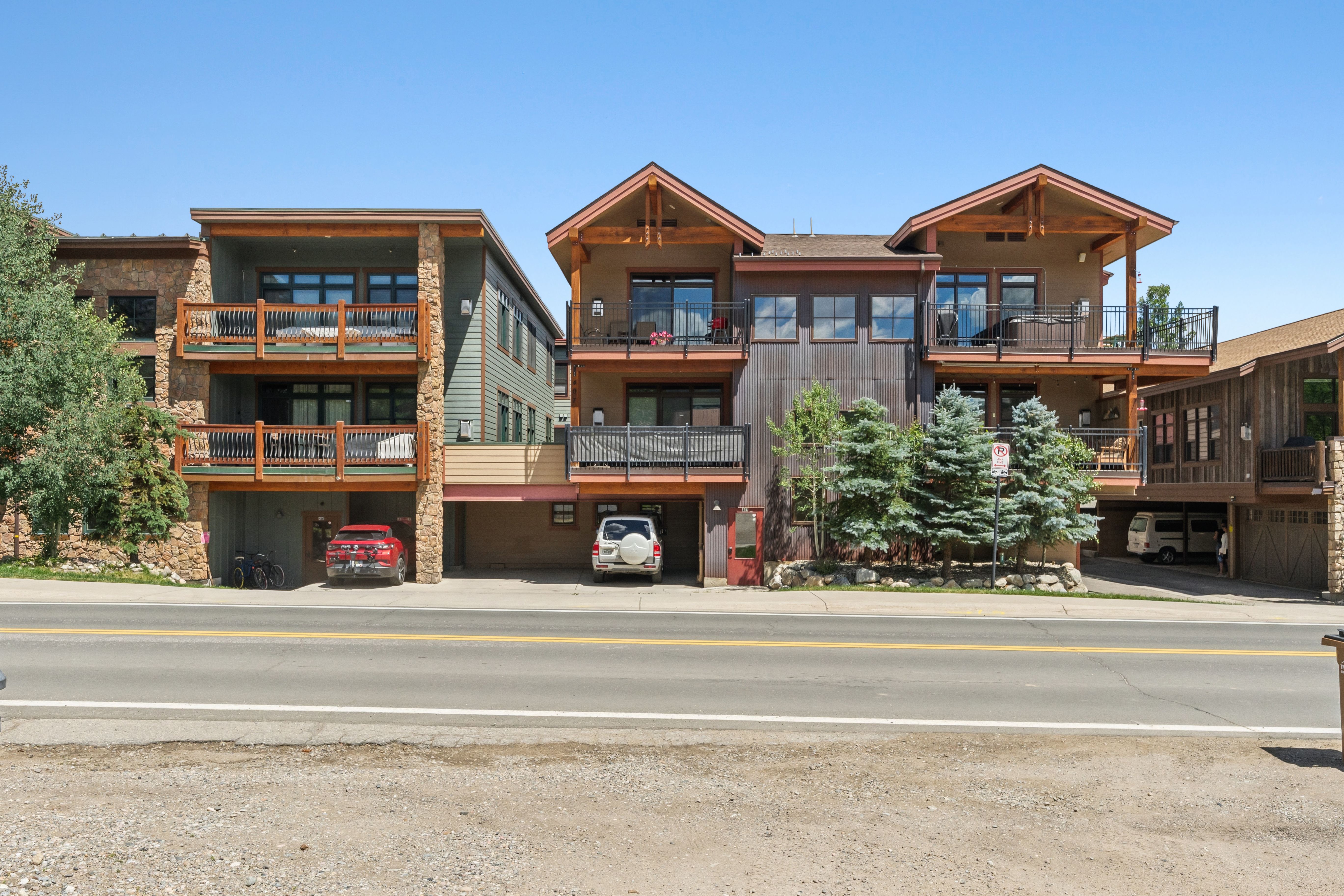  Light-Filled Corner Residence With Views of Mount Royal and Peak One - 物件實景