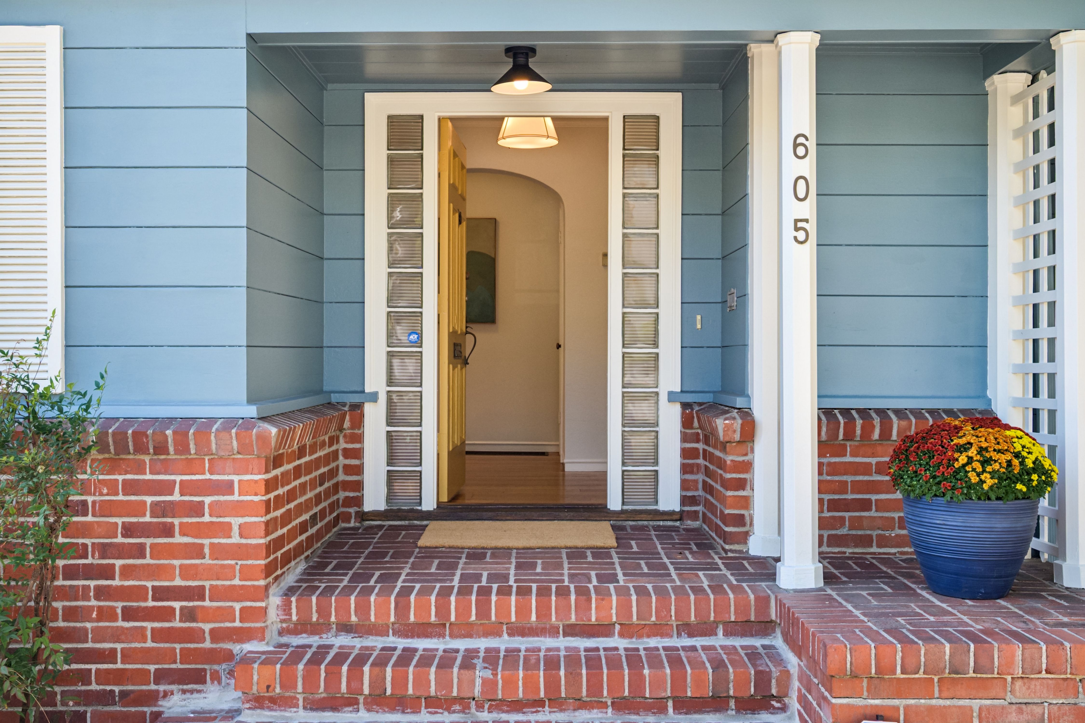  Spacious Corner-Lot Residence Offering Flexible Living Near Lake Merritt - 物件實景