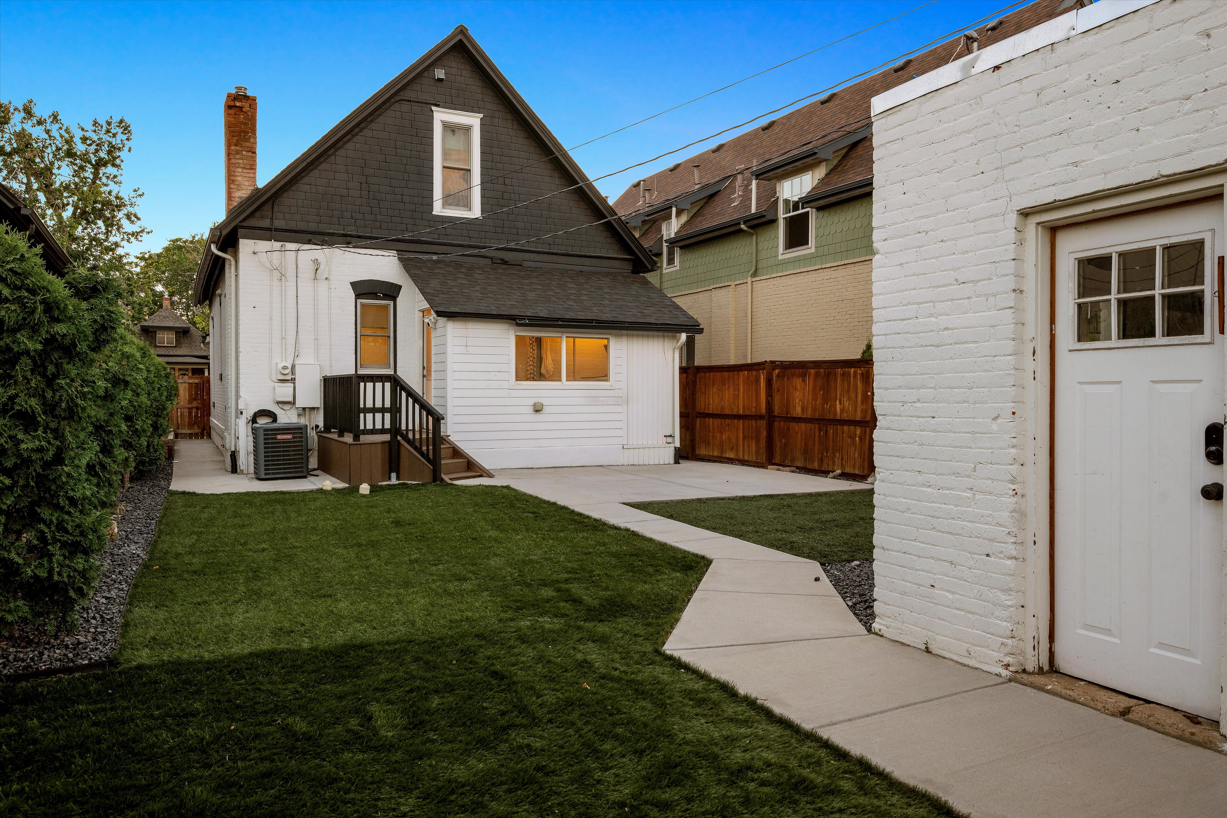  Beautifully reimagined Victorian seamlessly blends historic charm & modern livin - 物件實景