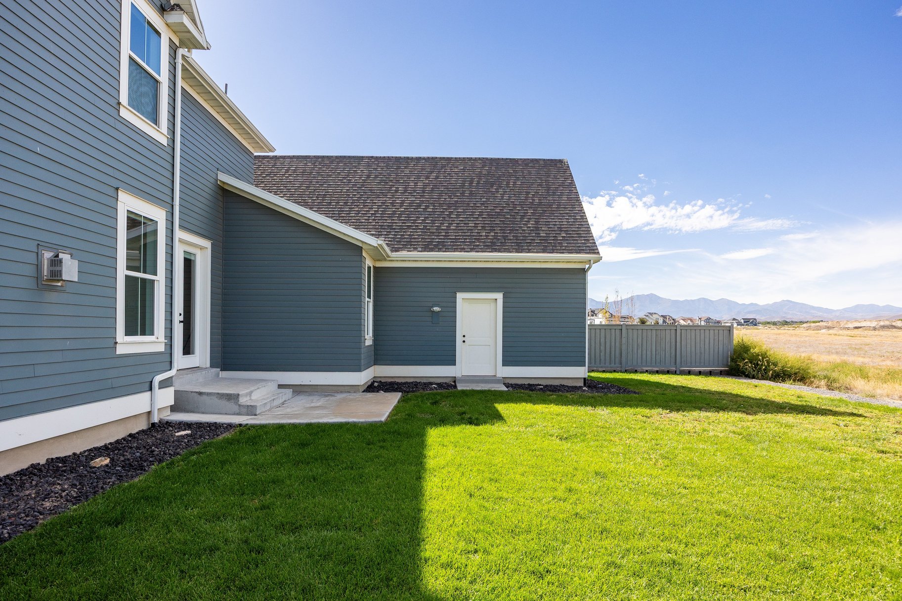  Impeccably Maintained Home with Mountain Views & Four-Car Garage - 物件實景