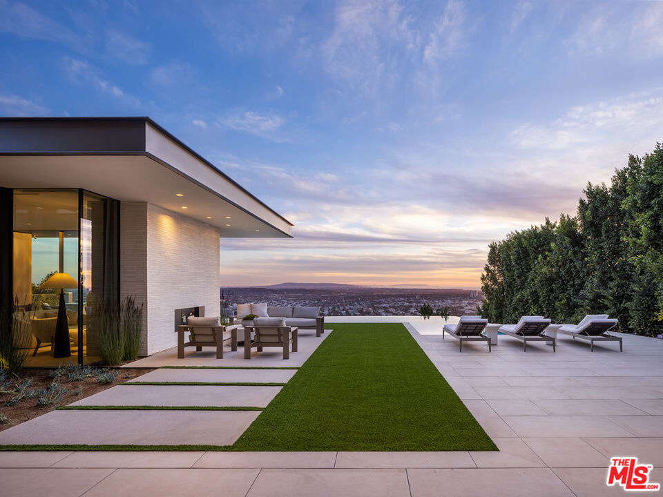 Los Angeles, California, 90069, United States, 7 Bedrooms Bedrooms, ,9 BathroomsBathrooms,Residential,For Sale,1925200